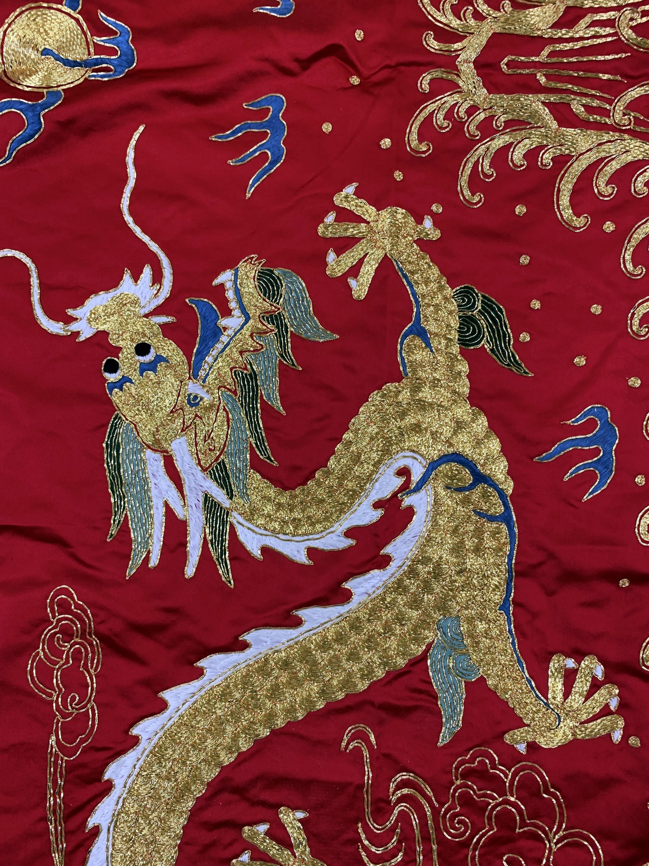 Detail c: "Drachen"Stickerei, China, Ende 20.Jhd, Metallstickerei auf Seide, ca. 231 x 94 cm, EHZ: 1