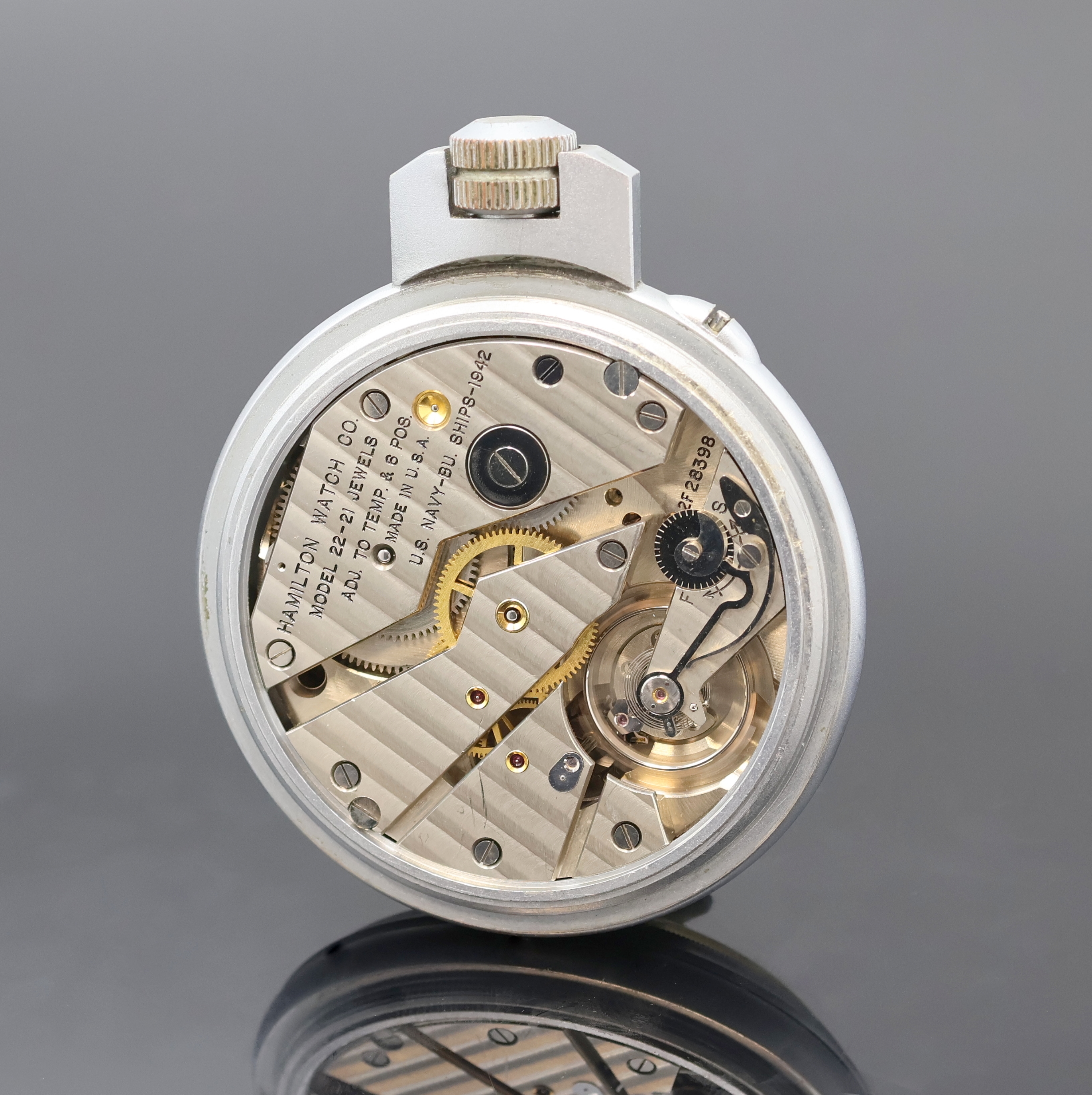 Detail c: HAMILTON B-Uhr der US-NAVY Modell 22, USA um 1942, matt verchr. Geh., Lünette u. Boden verschr., silb. Zifferbl. m. arab. Zahlen, schwarze ...