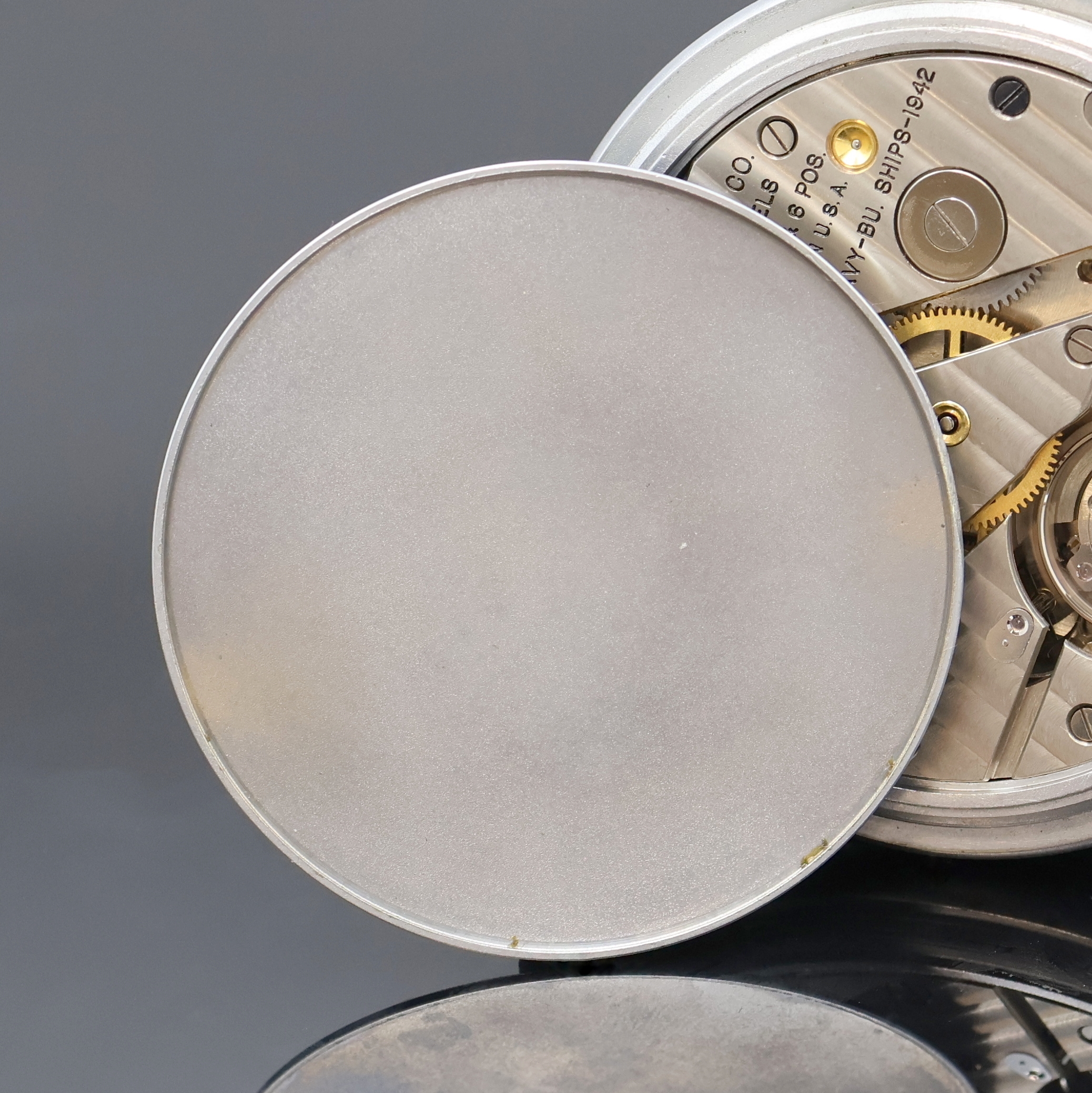 Detail d: HAMILTON B-Uhr der US-NAVY Modell 22, USA um 1942, matt verchr. Geh., Lünette u. Boden verschr., silb. Zifferbl. m. arab. Zahlen, schwarze ...