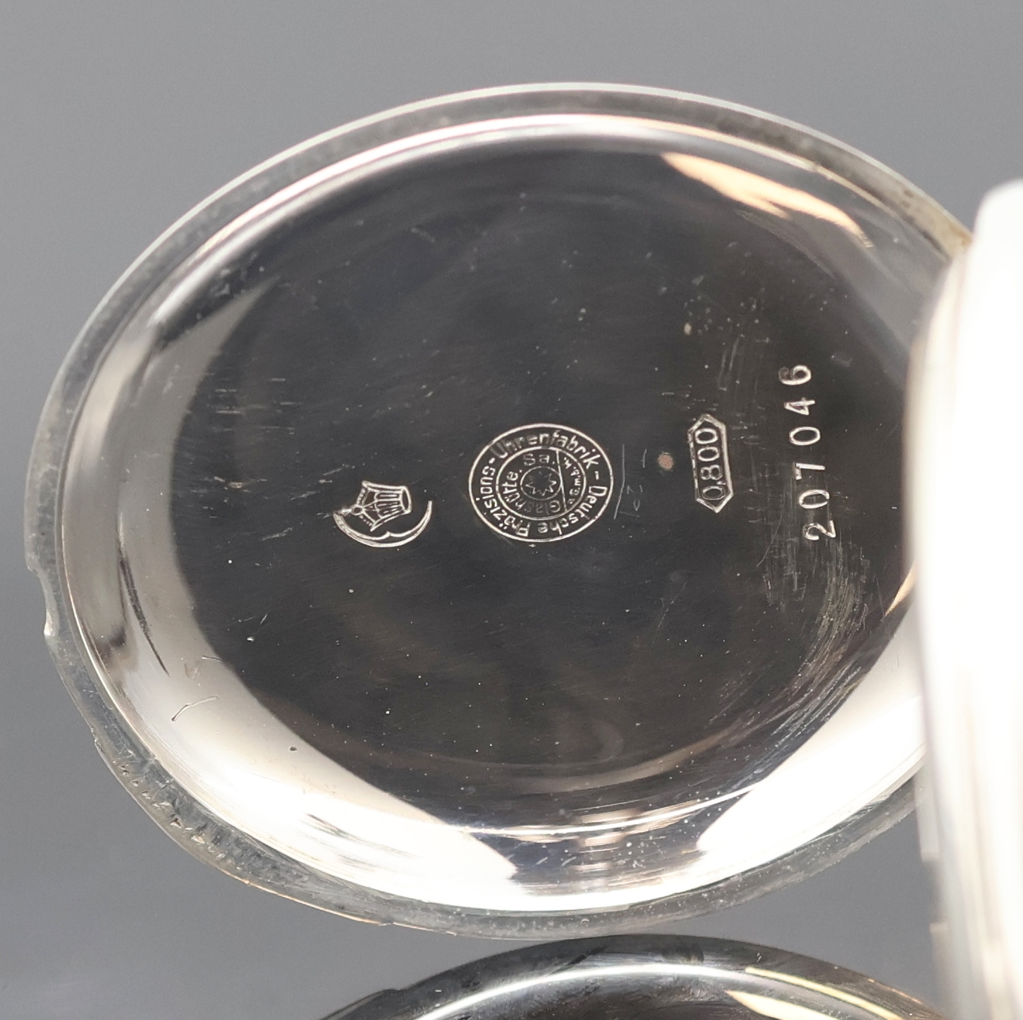 Detail d: DEUTSCHE PRÄZISIONSUHR ORIGINAL GLASHÜTTE Herrensavonette in Silber, Deutschland um 1920, Geh. dell., guill. Sprung- u. Rückdeckel, Emailzifferbl. ...