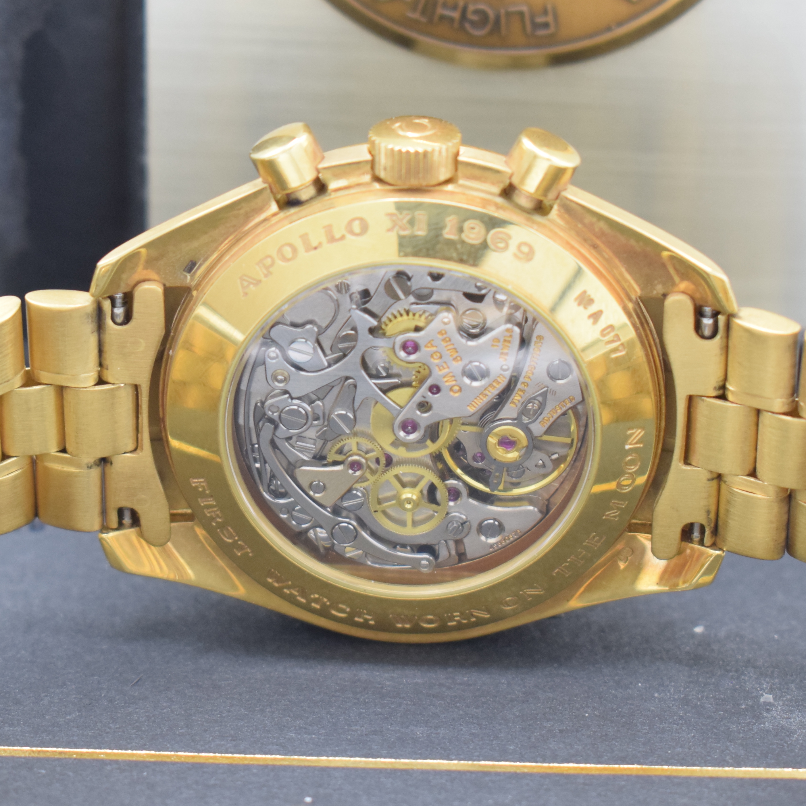 Detail e: OMEGA feiner und extrem seltener Armbandchronograph Speedmaster Professional Apollo XI 1969 in GG 750/000 Referenz BA 345.0802, Schweiz um 1980, ...