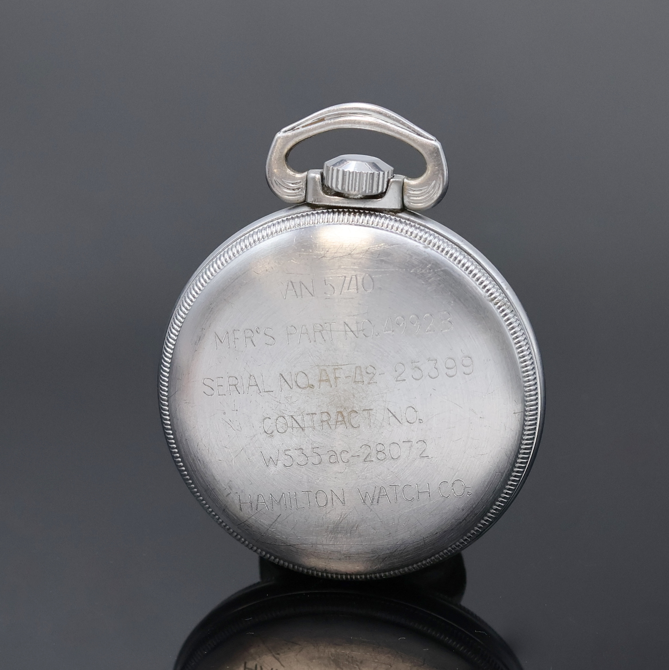Detail a: HAMILTON G.C.T. amerikanische B-Uhr mit 24-Stunden-Anzeige, USA um 1940, beids. verschr. Metallgeh., verchr., Boden m. Militär-Grav., schwarz. ...