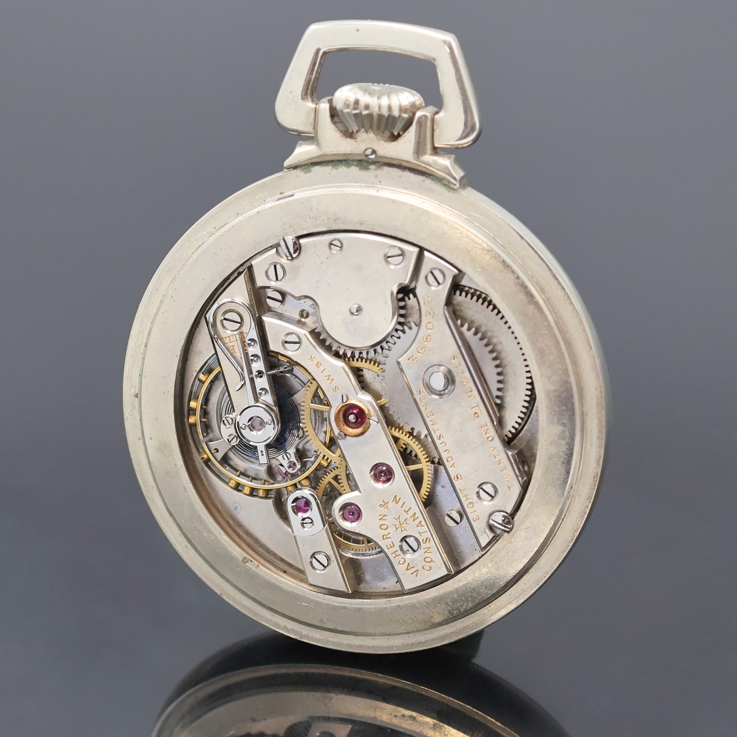 Detail b: VACHERON & CONSTANTIN Taschenuhrwerk im neutralen amerikanischen Nickelgehäuse, Schweiz um 1920, 3-tlg. verschr. Geh., 2 tlg.- Emailzifferbl. m. ...