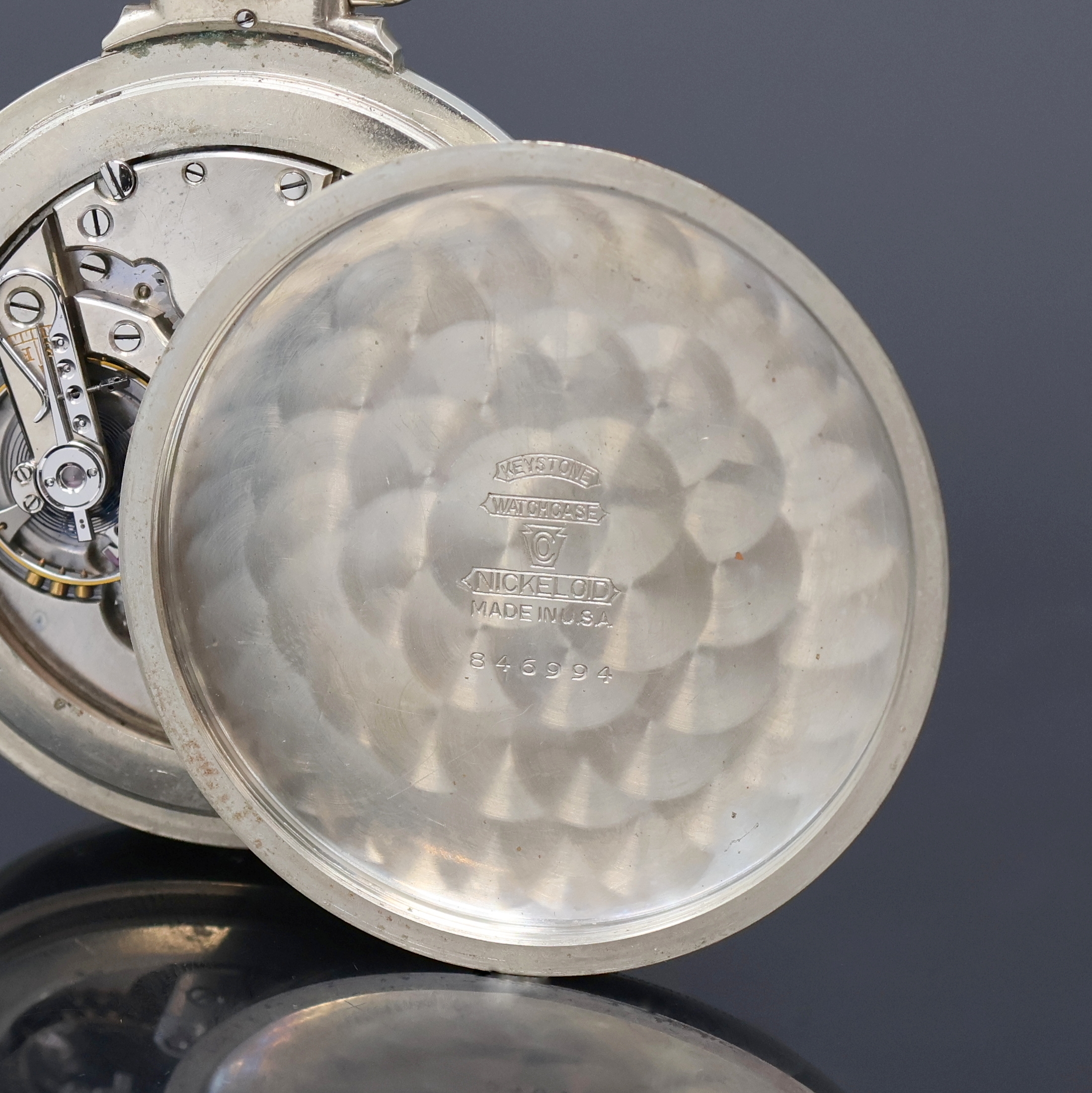 Detail c: VACHERON & CONSTANTIN Taschenuhrwerk im neutralen amerikanischen Nickelgehäuse, Schweiz um 1920, 3-tlg. verschr. Geh., 2 tlg.- Emailzifferbl. m. ...