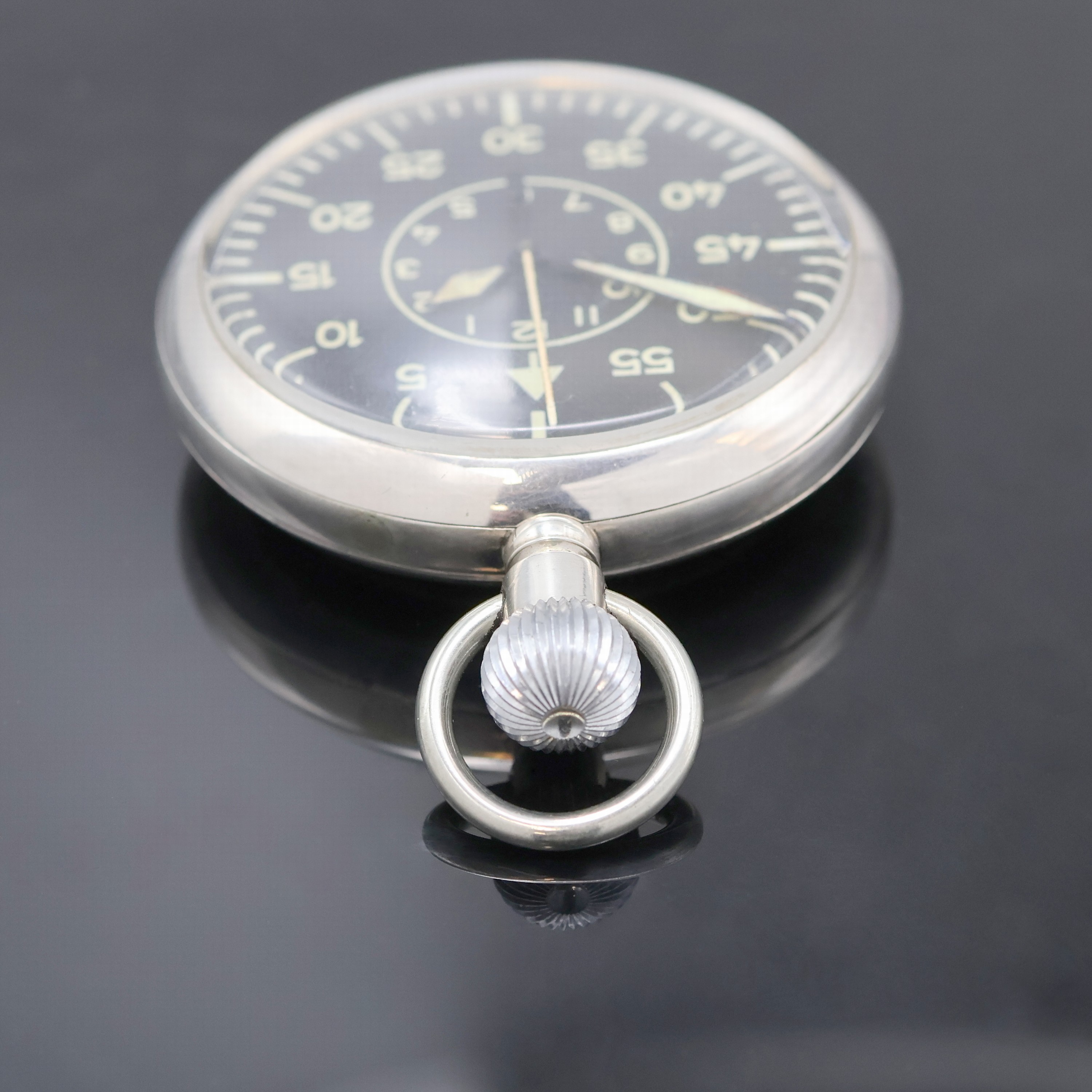 Detail b: LACO Flieger-Uhrwerk im beidseitig verglasten neutralen Gehäuse, Deutschland um 1940, vers. Geh., schwarzes Zifferbl. m. Leuchtzahlen, gebl. ...
