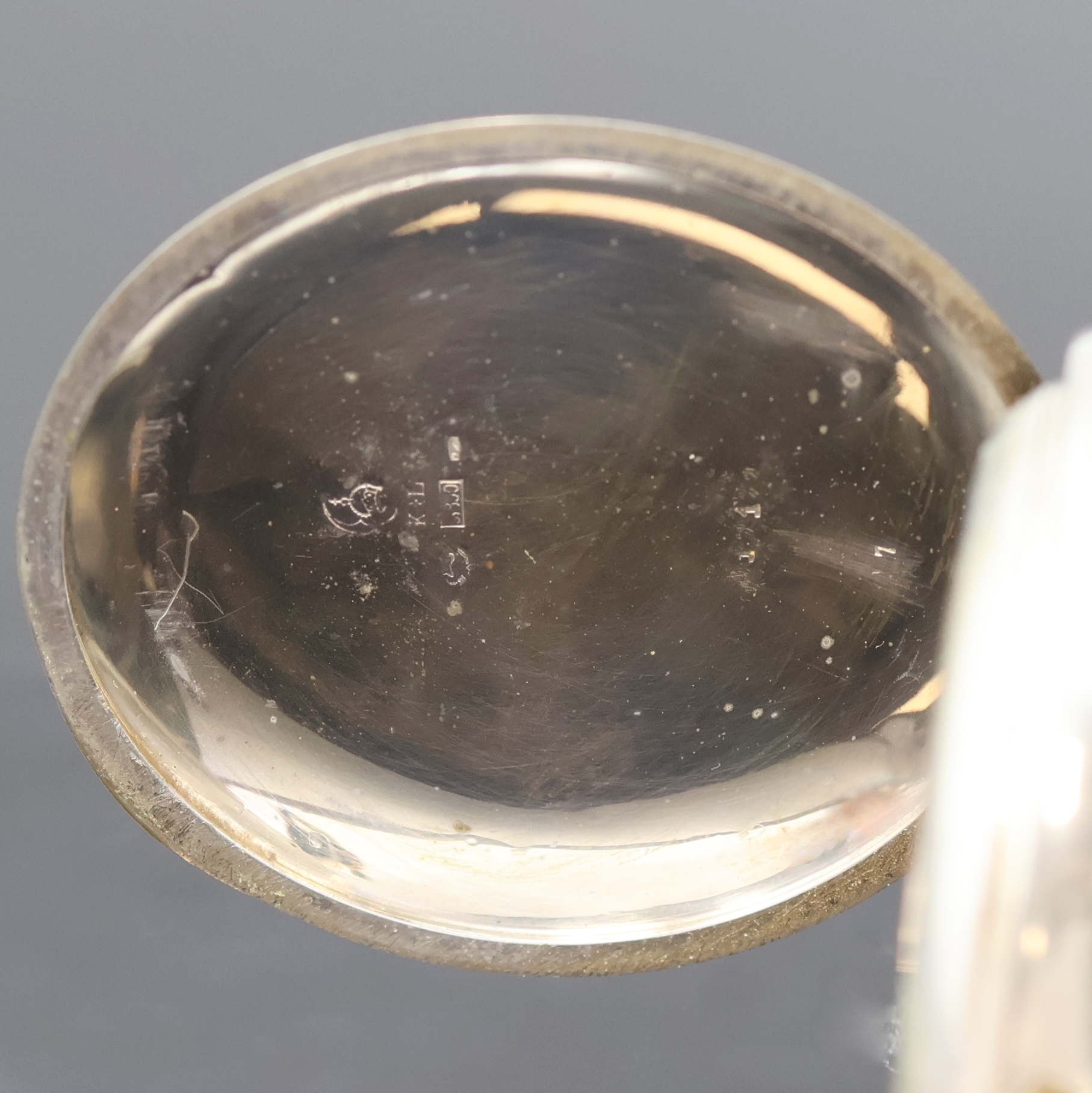 Detail c: Offene Taschenuhr mit Chronograph in Silber,Schweiz um 1910, guill. Geh. berieben, Emailzifferbl. m. arab. Zahlen, 30-Min.-Zähler b. 12, kl. Sek. b. ...
