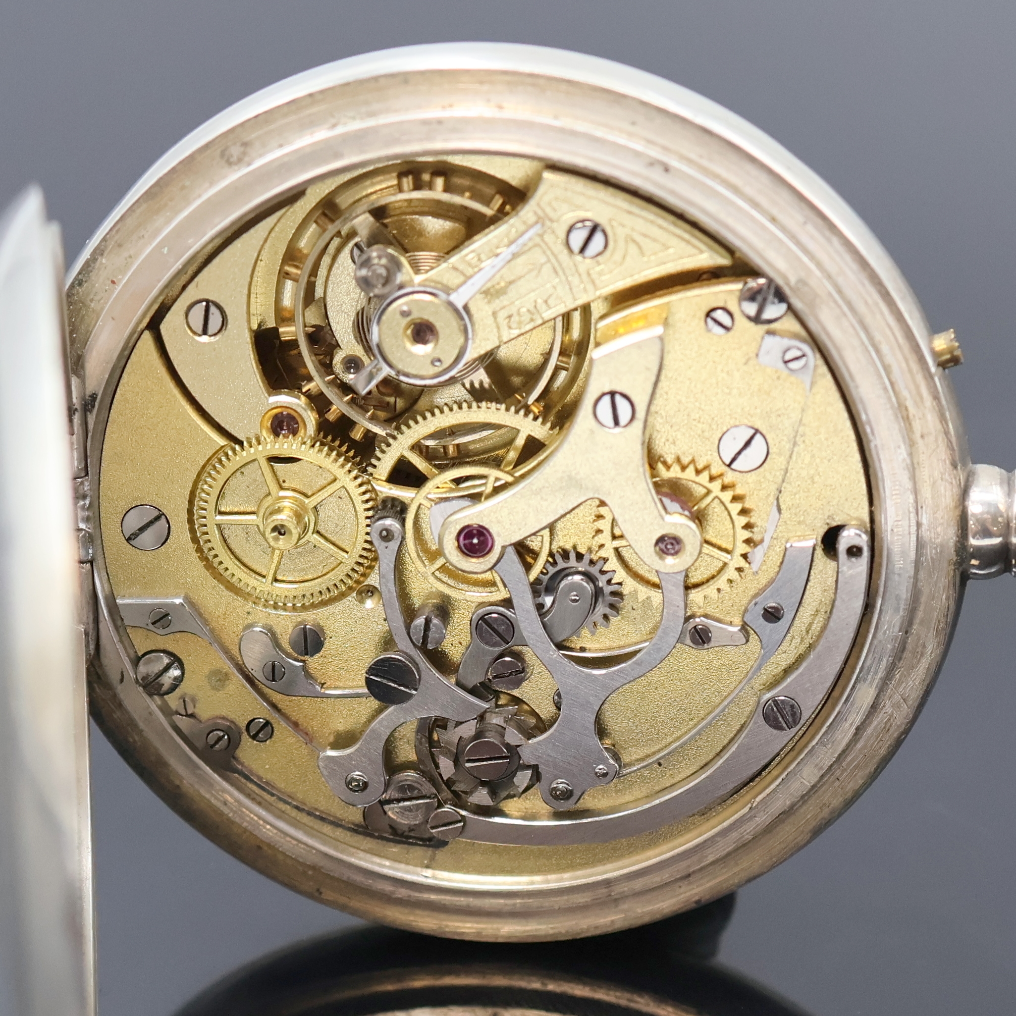 Detail d: Offene Taschenuhr mit Chronograph in Silber,Schweiz um 1910, guill. Geh. berieben, Emailzifferbl. m. arab. Zahlen, 30-Min.-Zähler b. 12, kl. Sek. b. ...