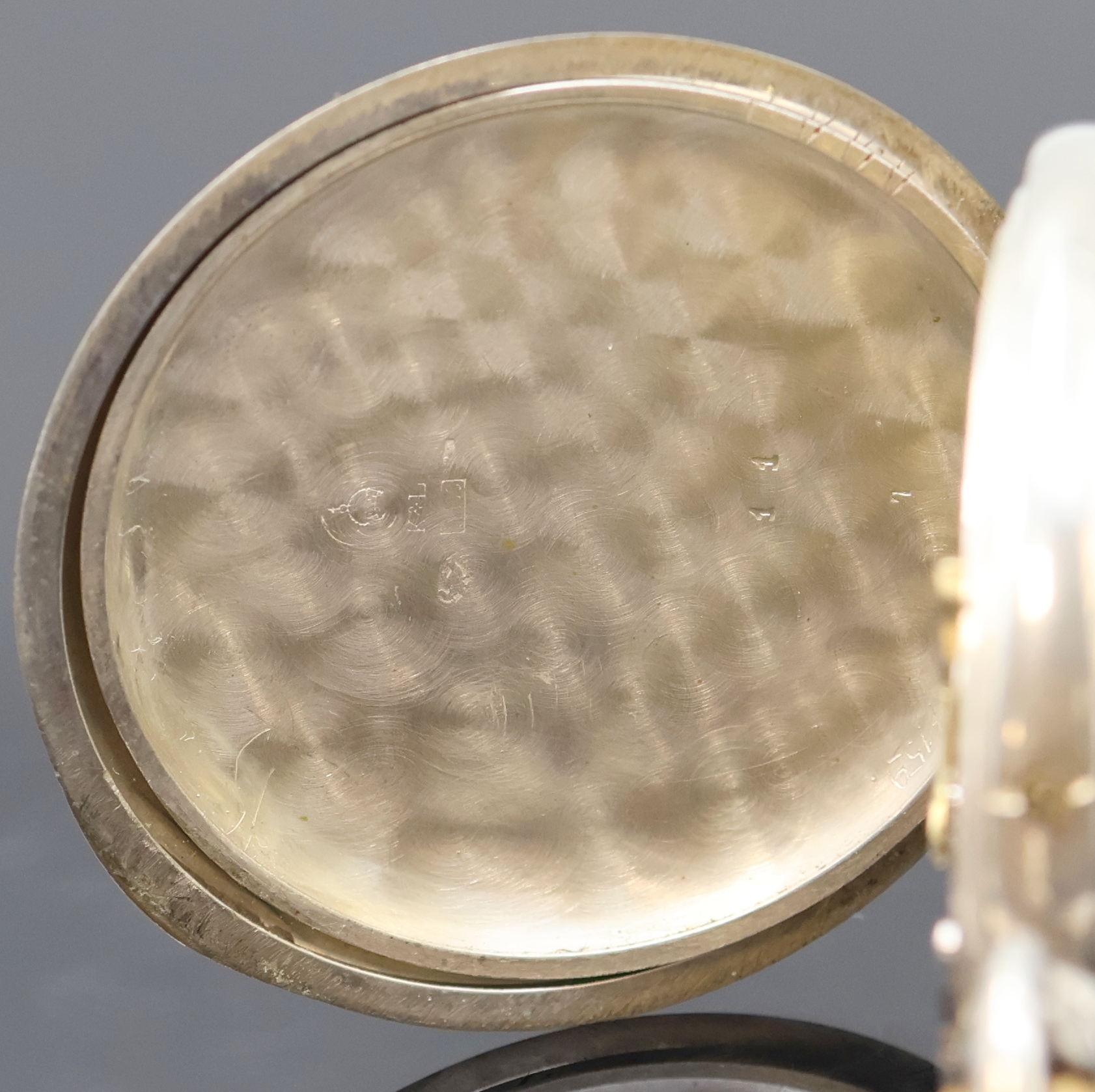 Detail e: Offene Taschenuhr mit Chronograph in Silber,Schweiz um 1910, guill. Geh. berieben, Emailzifferbl. m. arab. Zahlen, 30-Min.-Zähler b. 12, kl. Sek. b. ...