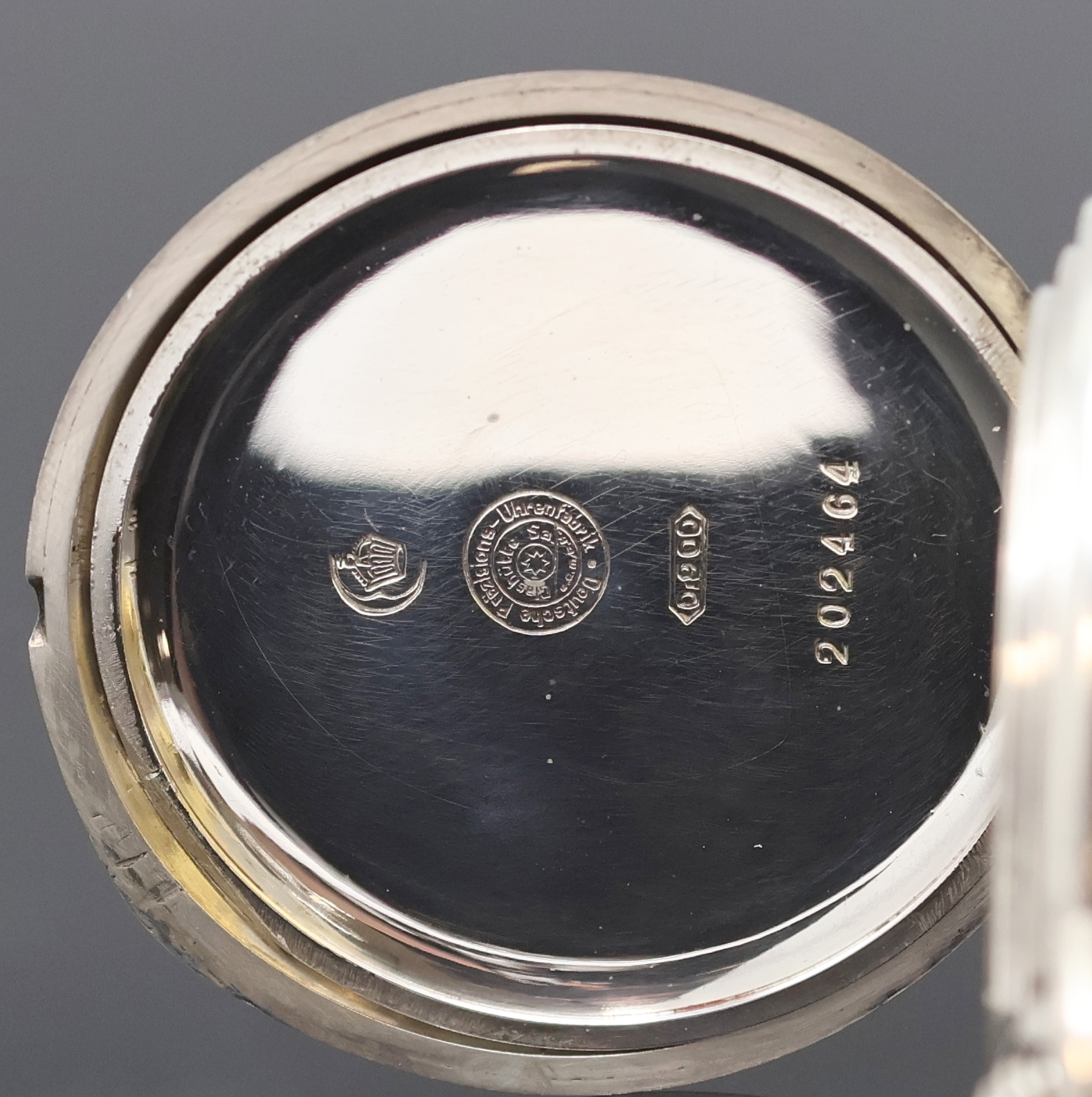 Detail e: DEUTSCHE PRÄZISIONSUHR ORIGINAL GLASHÜTTE offene Taschenuhr in Silber, Deutschland um 1920, glattes Lucia-Geh., Goldscharniere, Emailzifferbl. m. ...