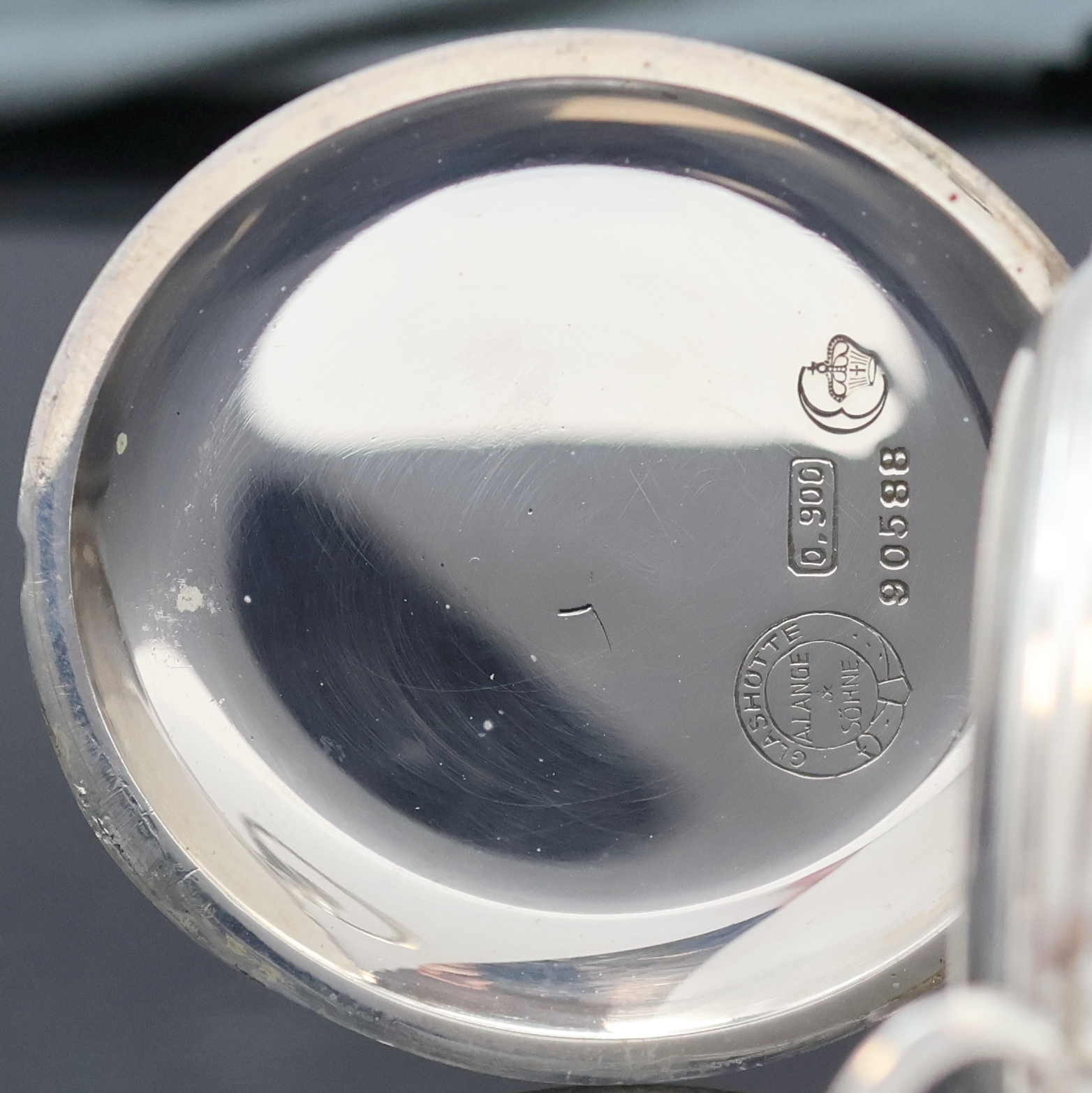 Detail c: A. LANGE & SÖHNE -DUF- offene Silbertaschenuhr, Deutschland um 1930, glattes Geh. m. gekürzten Goldscharnieren, 3- tlg. Emailzifferbl., fette arab. ...