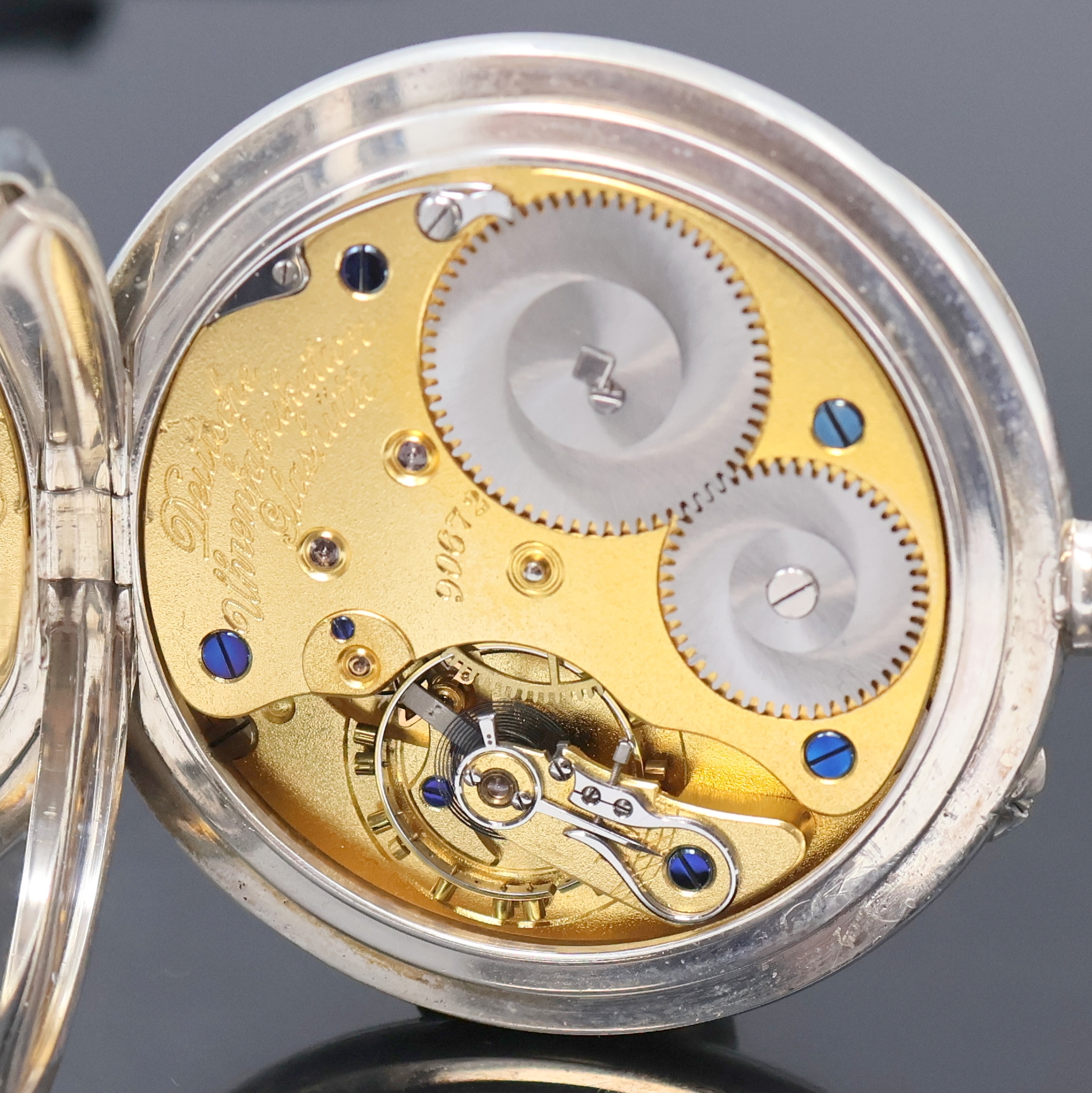 Detail d: A. LANGE & SÖHNE -DUF- offene Silbertaschenuhr, Deutschland um 1930, glattes Geh. m. gekürzten Goldscharnieren, 3- tlg. Emailzifferbl., fette arab. ...