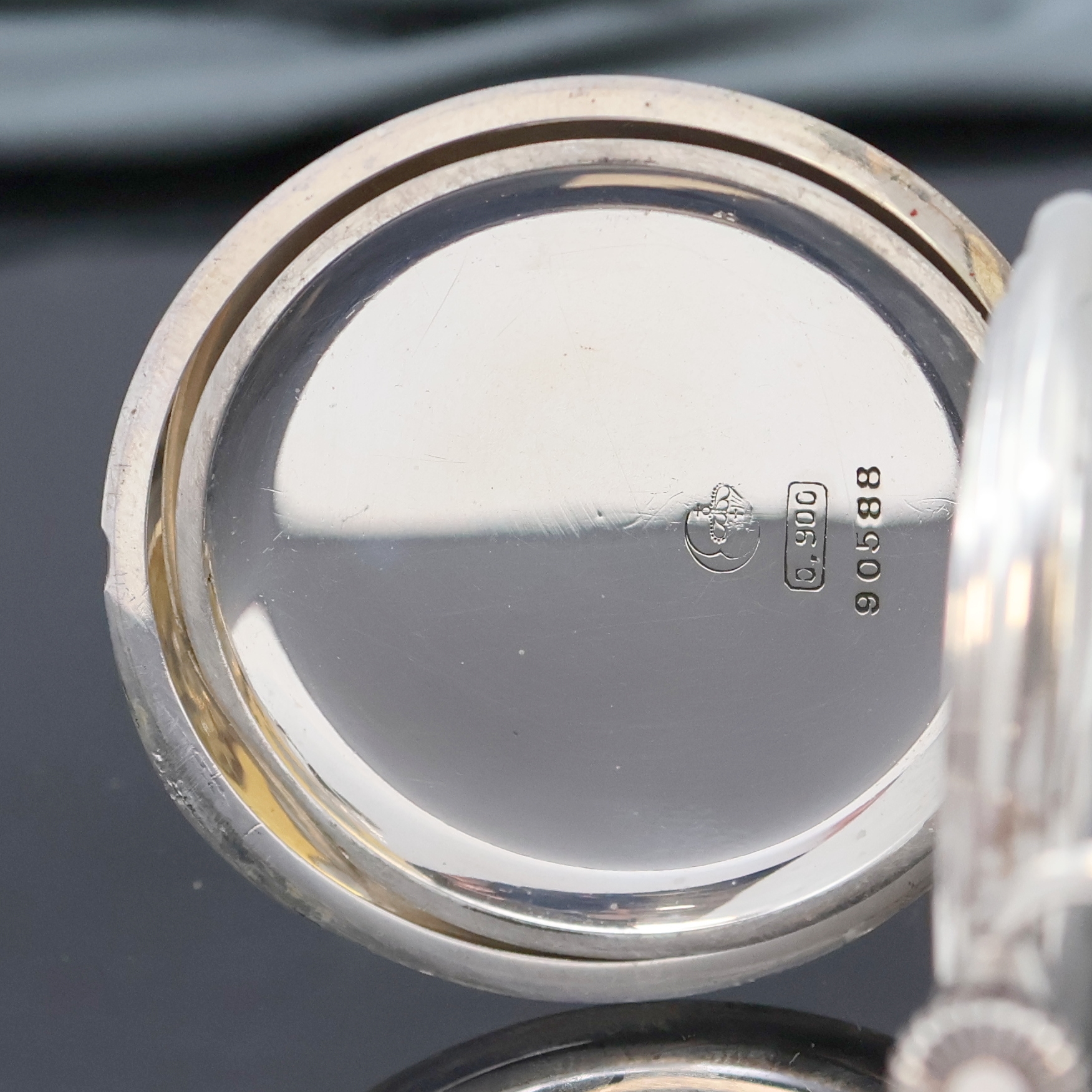 Detail e: A. LANGE & SÖHNE -DUF- offene Silbertaschenuhr, Deutschland um 1930, glattes Geh. m. gekürzten Goldscharnieren, 3- tlg. Emailzifferbl., fette arab. ...