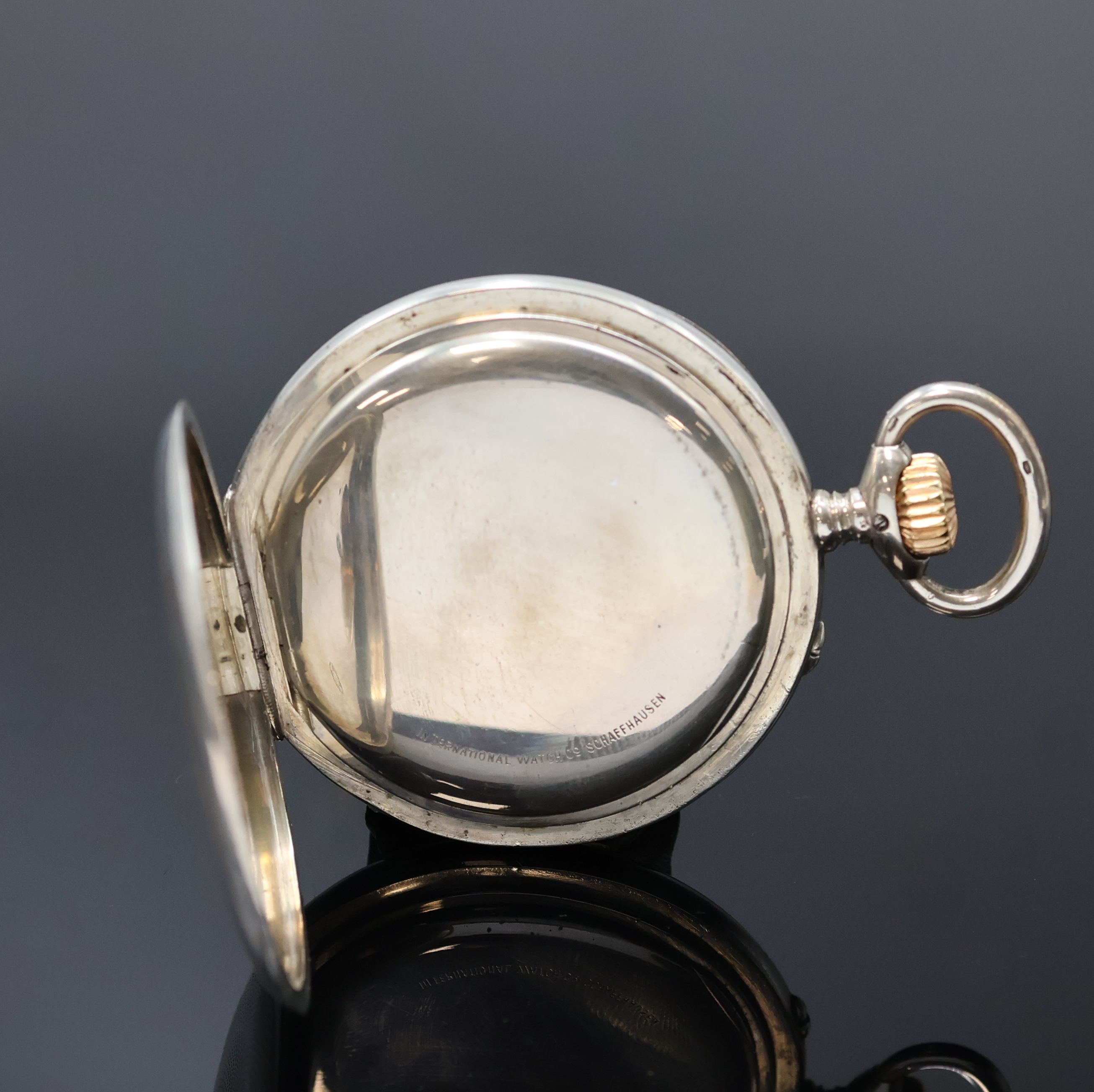 Detail c: IWC/J.RAUSCHENBACH offene Silbertaschenuhr Kaliber 65, Schweiz um 1908, guill. Geh., 2 -tlg. Emailzifferbl. besch., seltene Signatur ...