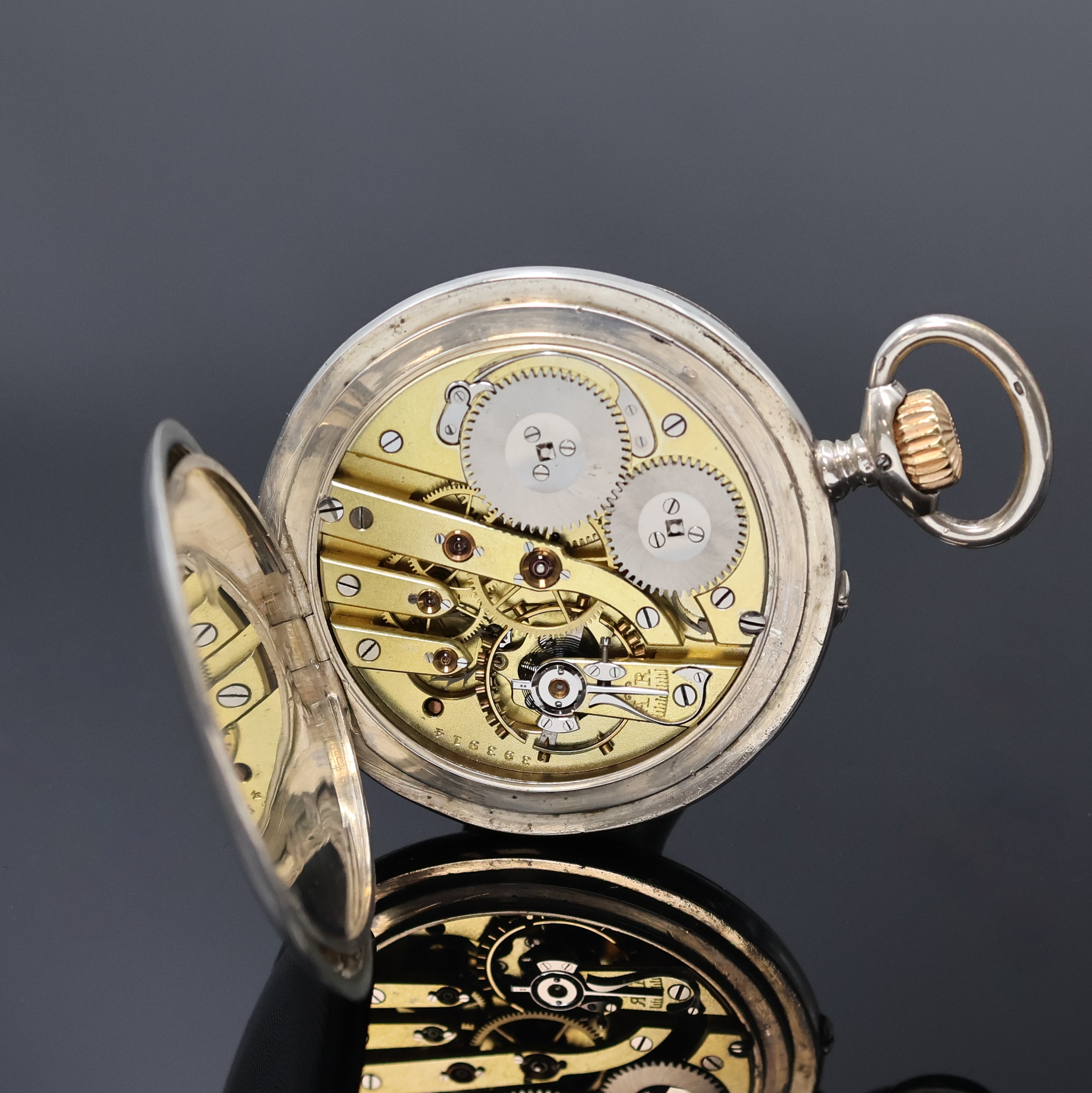 Detail e: IWC/J.RAUSCHENBACH offene Silbertaschenuhr Kaliber 65, Schweiz um 1908, guill. Geh., 2 -tlg. Emailzifferbl. besch., seltene Signatur ...