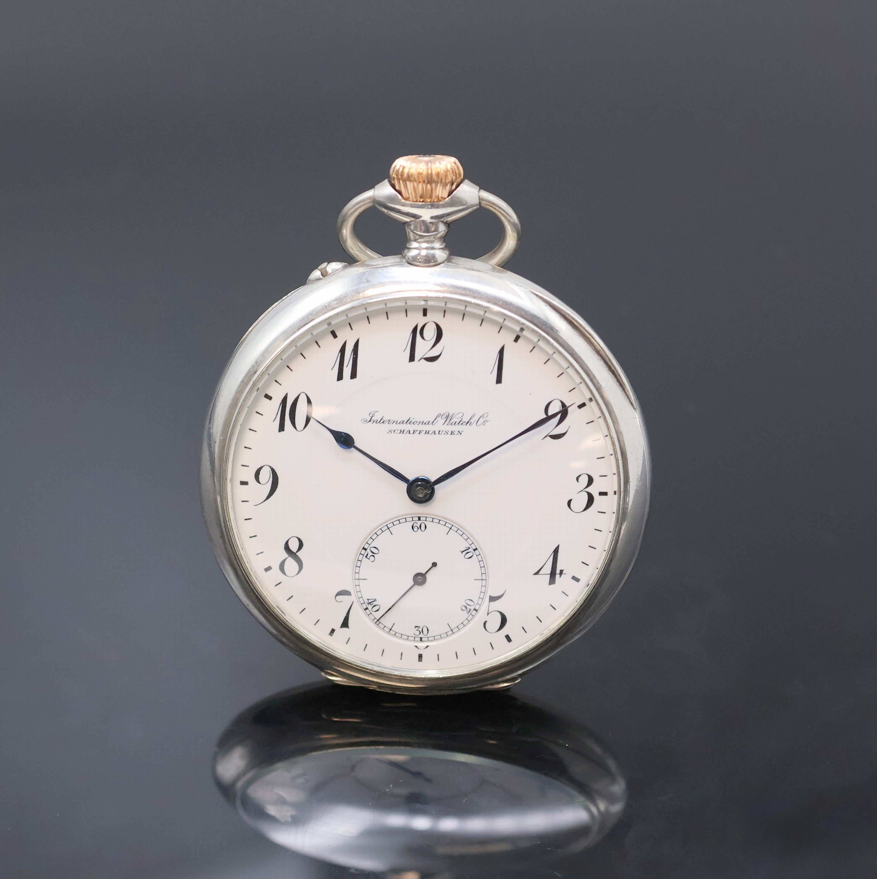 IWC offene Silbertaschenuhr mit Kaliber 65, Schweiz um 1913, Geh. dell., guill. Rückdeckel m. Monogrammspiegel, Silbercuvette, 2-tlg. Emailzifferbl. ...