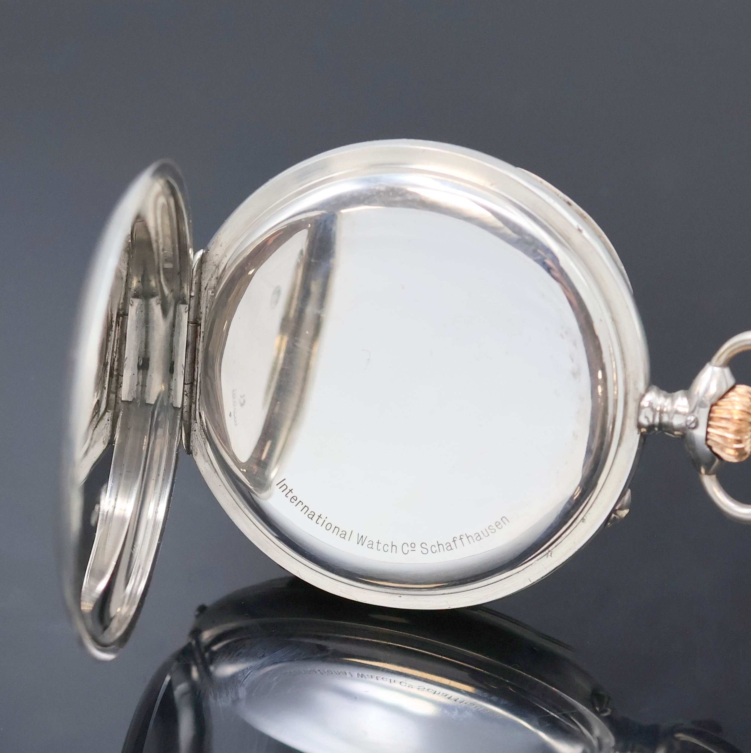 Detail b: IWC offene Silbertaschenuhr mit Kaliber 65, Schweiz um 1913, Geh. dell., guill. Rückdeckel m. Monogrammspiegel, Silbercuvette, 2-tlg. Emailzifferbl. ...