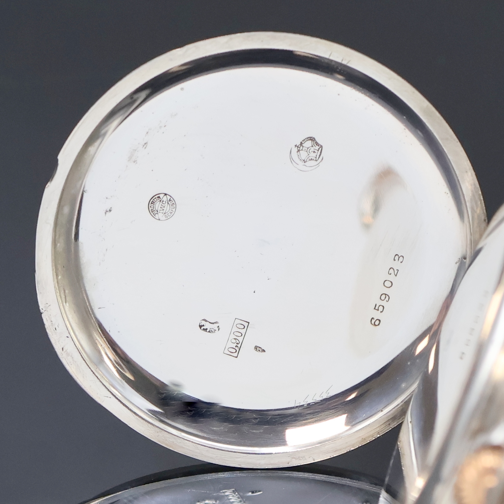 Detail c: IWC offene Silbertaschenuhr mit Kaliber 65, Schweiz um 1913, Geh. dell., guill. Rückdeckel m. Monogrammspiegel, Silbercuvette, 2-tlg. Emailzifferbl. ...