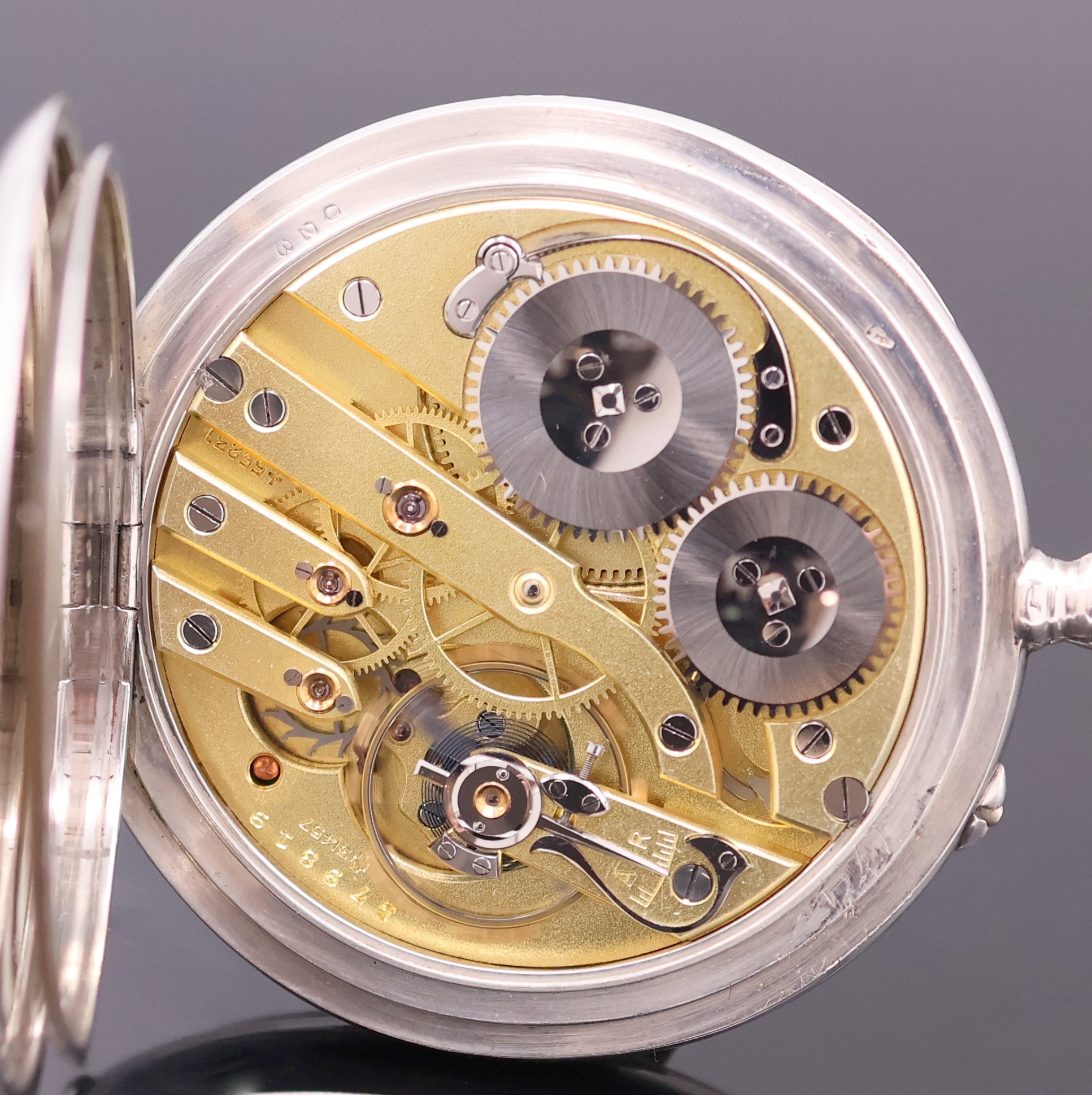 Detail e: IWC offene Silbertaschenuhr mit Kaliber 65, Schweiz um 1913, Geh. dell., guill. Rückdeckel m. Monogrammspiegel, Silbercuvette, 2-tlg. Emailzifferbl. ...