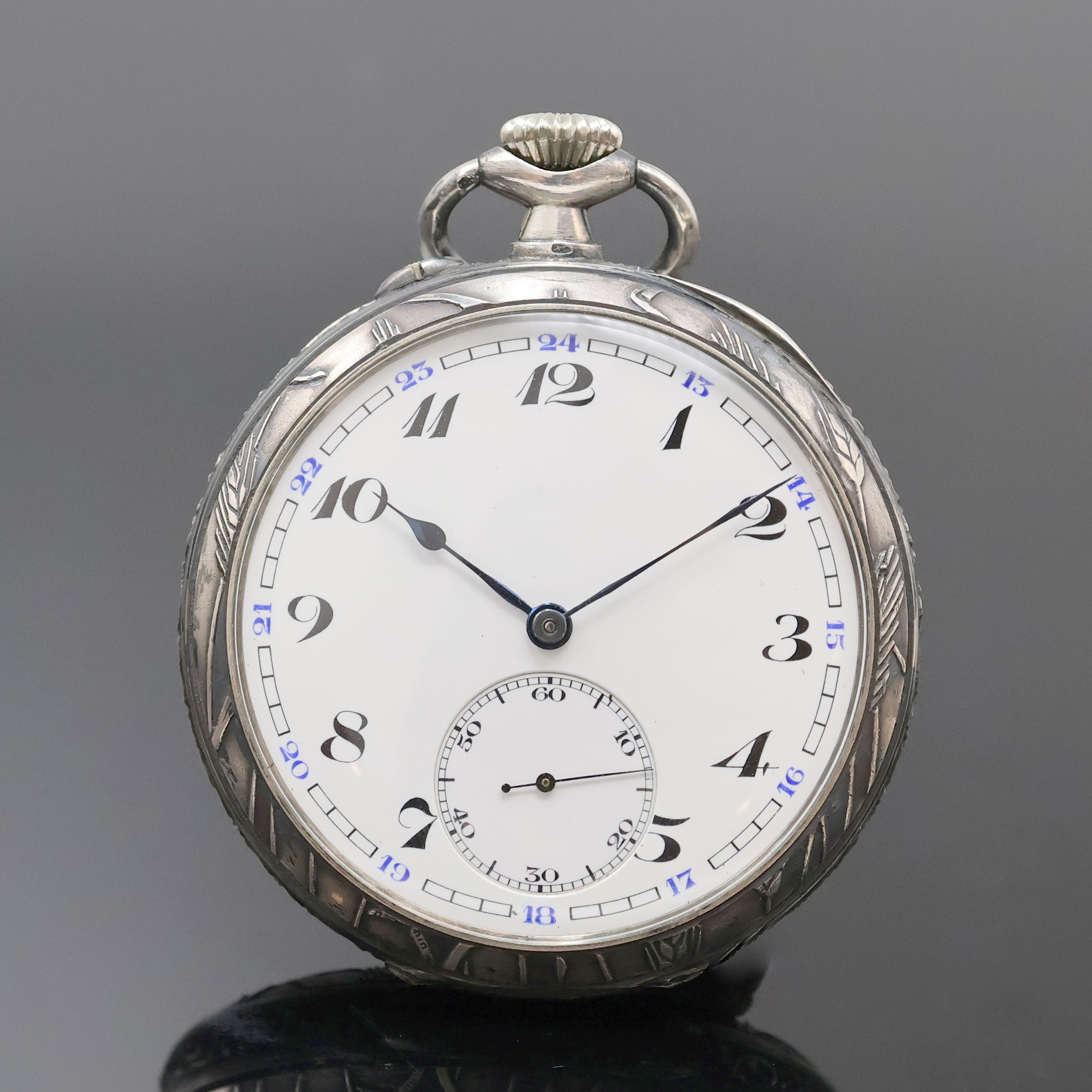 Image 26918983 - UHRMACHERSCHULE Le Locle offene Taschenuhr im silbernen Relief-Gehäuse, Schweiz um ...