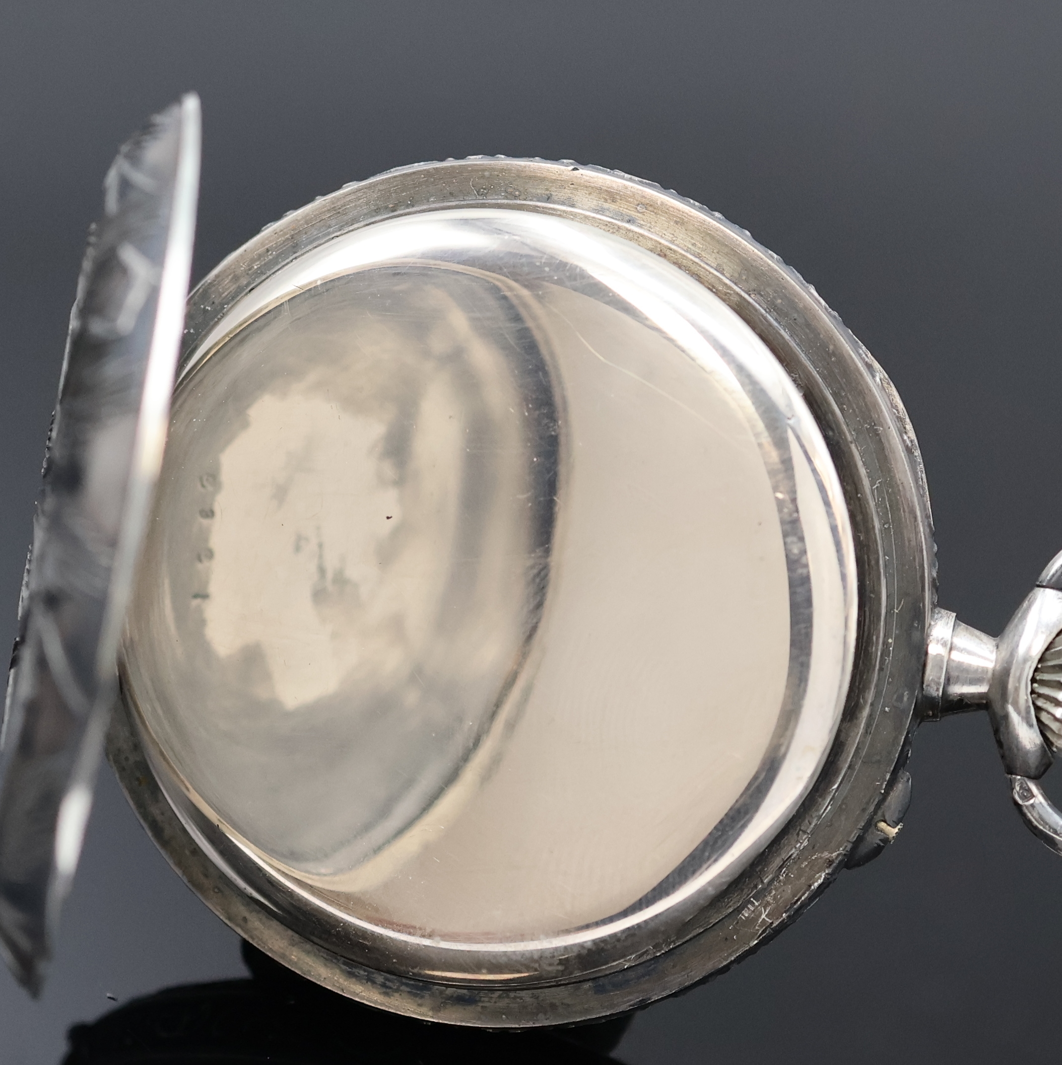 Detail b: UHRMACHERSCHULE Le Locle offene Taschenuhr im silbernen Relief-Gehäuse, Schweiz um 1920, 2-tlg. Rähmchen-Emailzifferbl. m. Breguet- Zahlen, gebl. ...