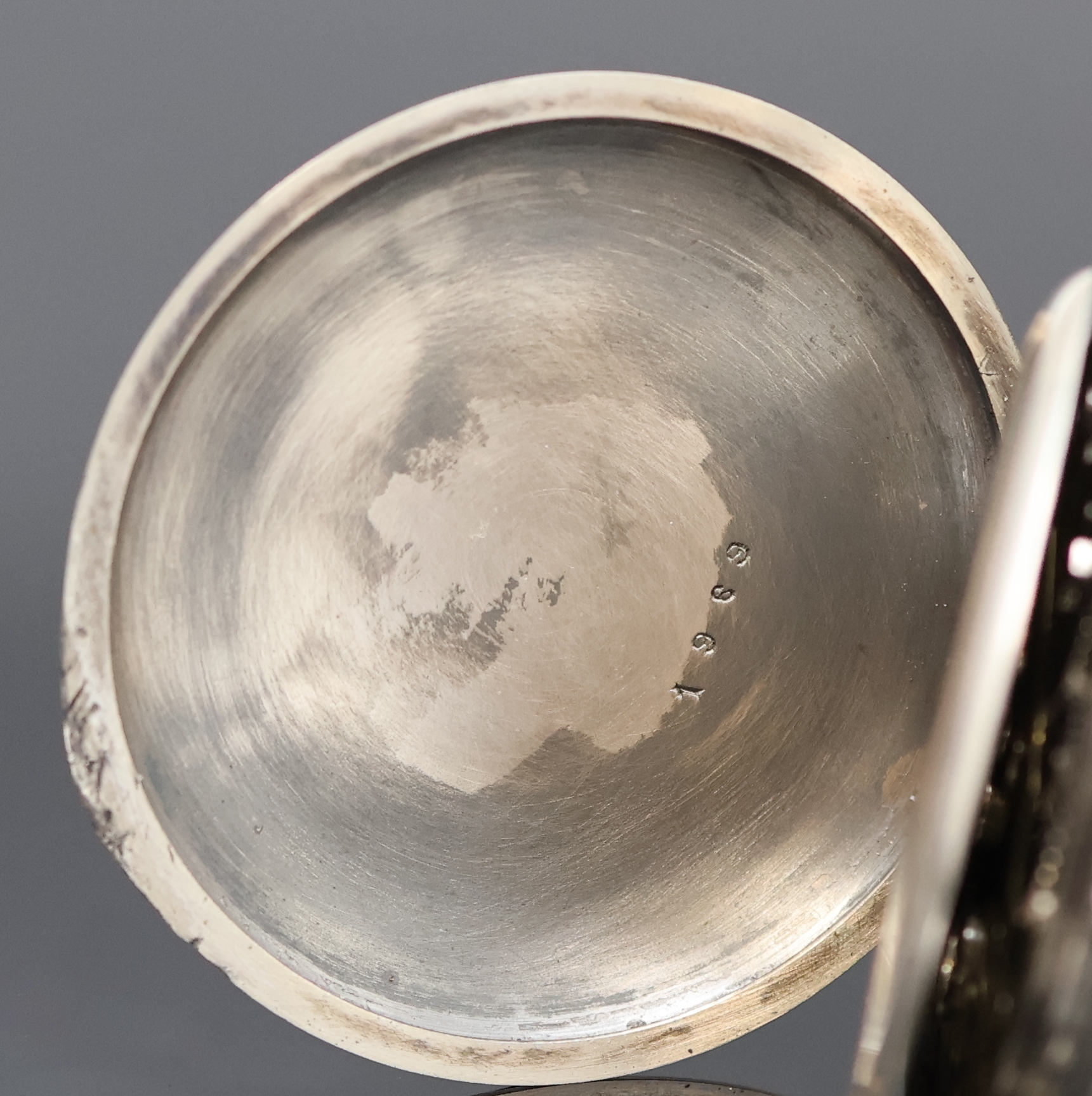 Detail c: UHRMACHERSCHULE Le Locle offene Taschenuhr im silbernen Relief-Gehäuse, Schweiz um 1920, 2-tlg. Rähmchen-Emailzifferbl. m. Breguet- Zahlen, gebl. ...