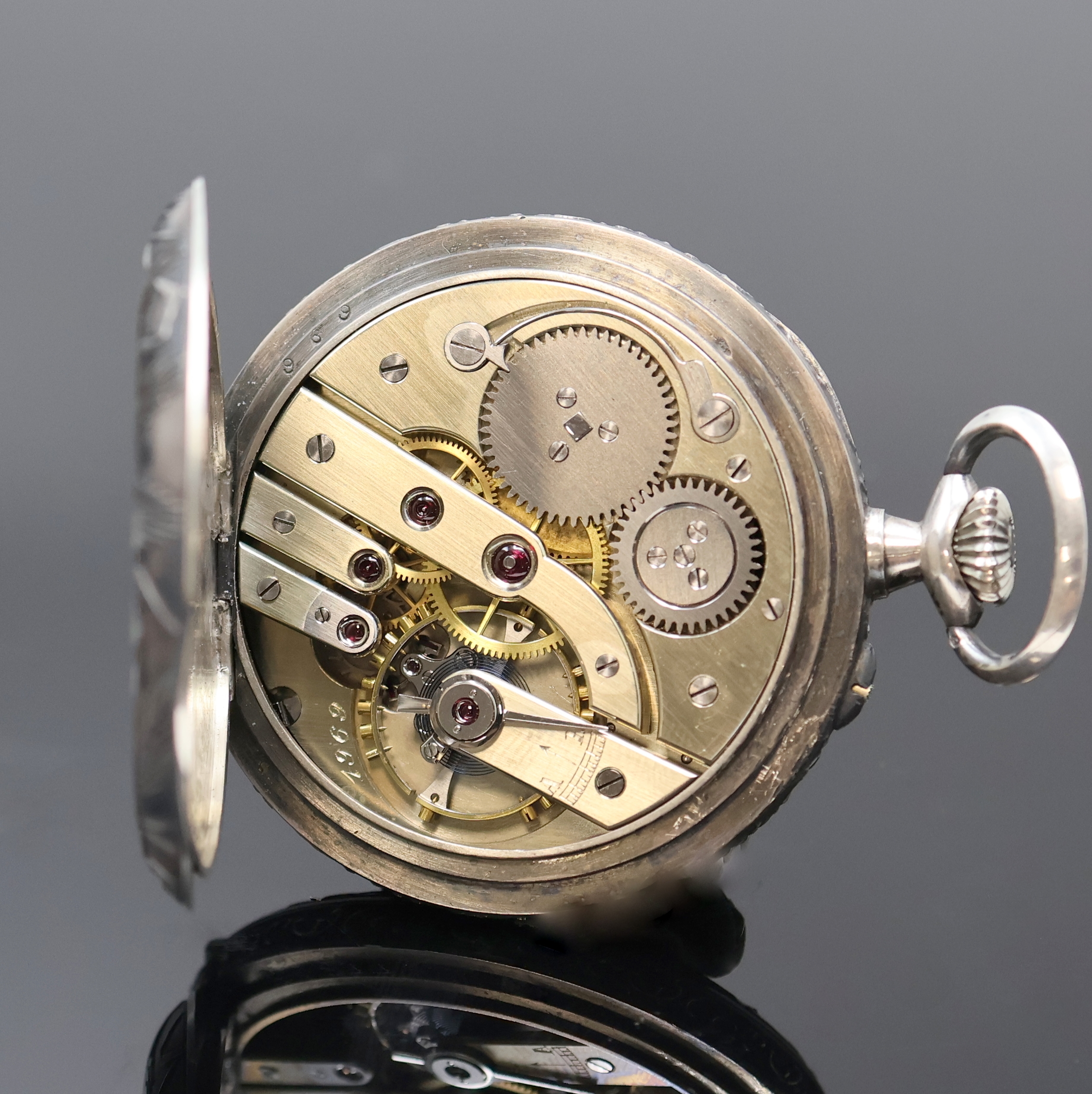Detail e: UHRMACHERSCHULE Le Locle offene Taschenuhr im silbernen Relief-Gehäuse, Schweiz um 1920, 2-tlg. Rähmchen-Emailzifferbl. m. Breguet- Zahlen, gebl. ...