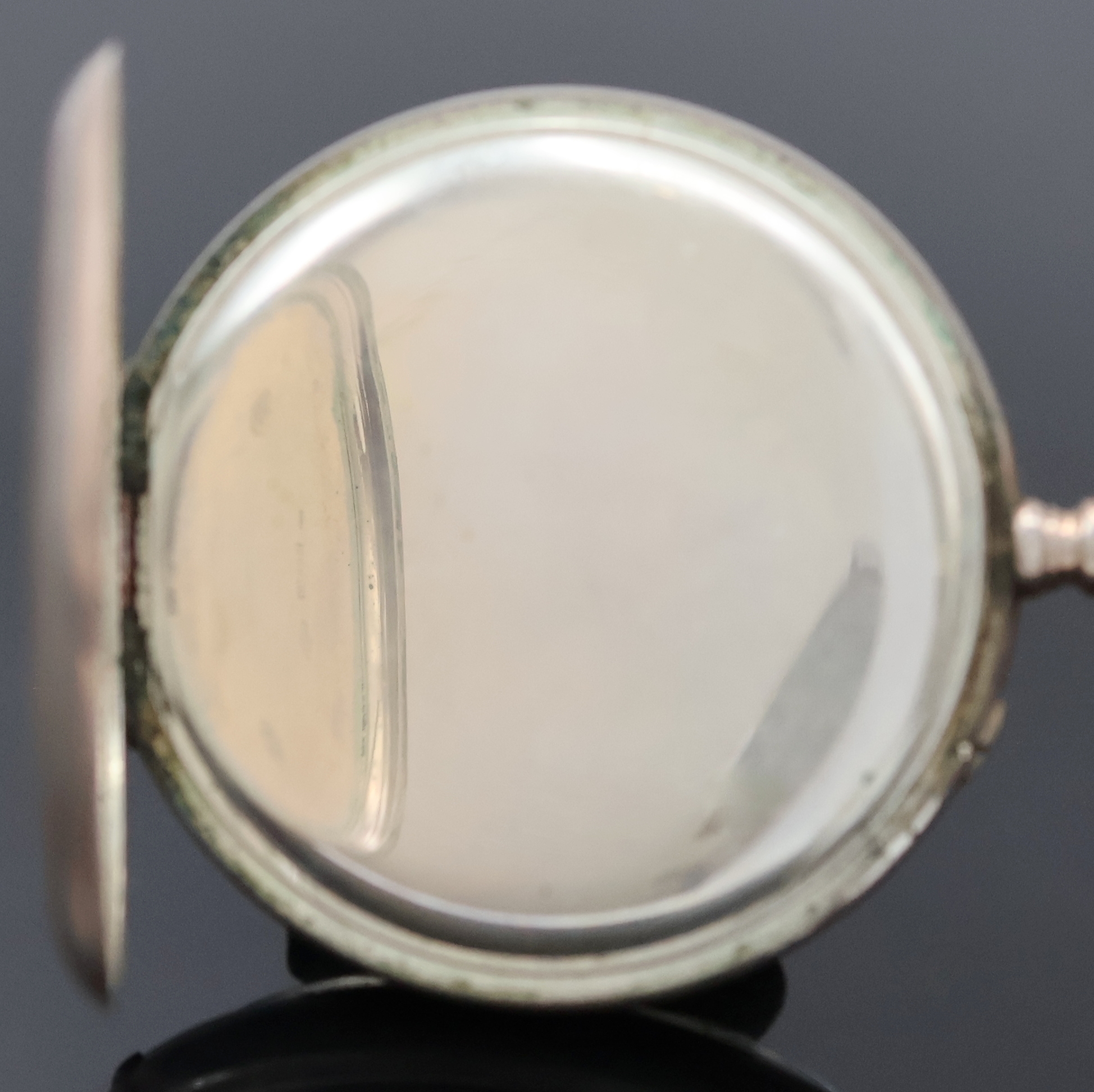 Detail b: IWC offene Silbertaschenuhr mit Kaliber 52, Schweiz um 1909, guill., teils verg. Geh. dell., Rückdeckel m. Monogrammspiegel, sign. Emailzifferbl. l. ...