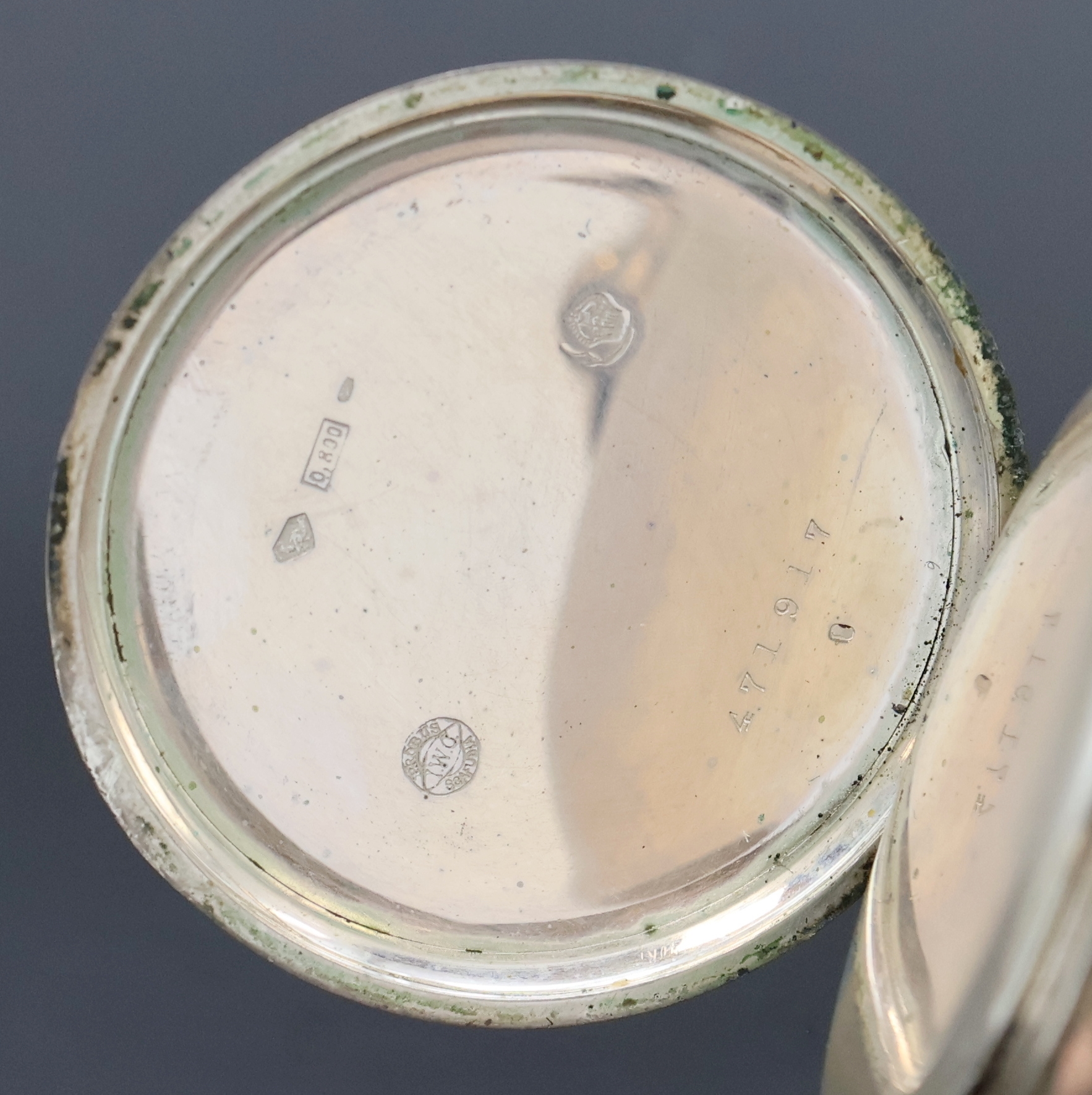 Detail c: IWC offene Silbertaschenuhr mit Kaliber 52, Schweiz um 1909, guill., teils verg. Geh. dell., Rückdeckel m. Monogrammspiegel, sign. Emailzifferbl. l. ...