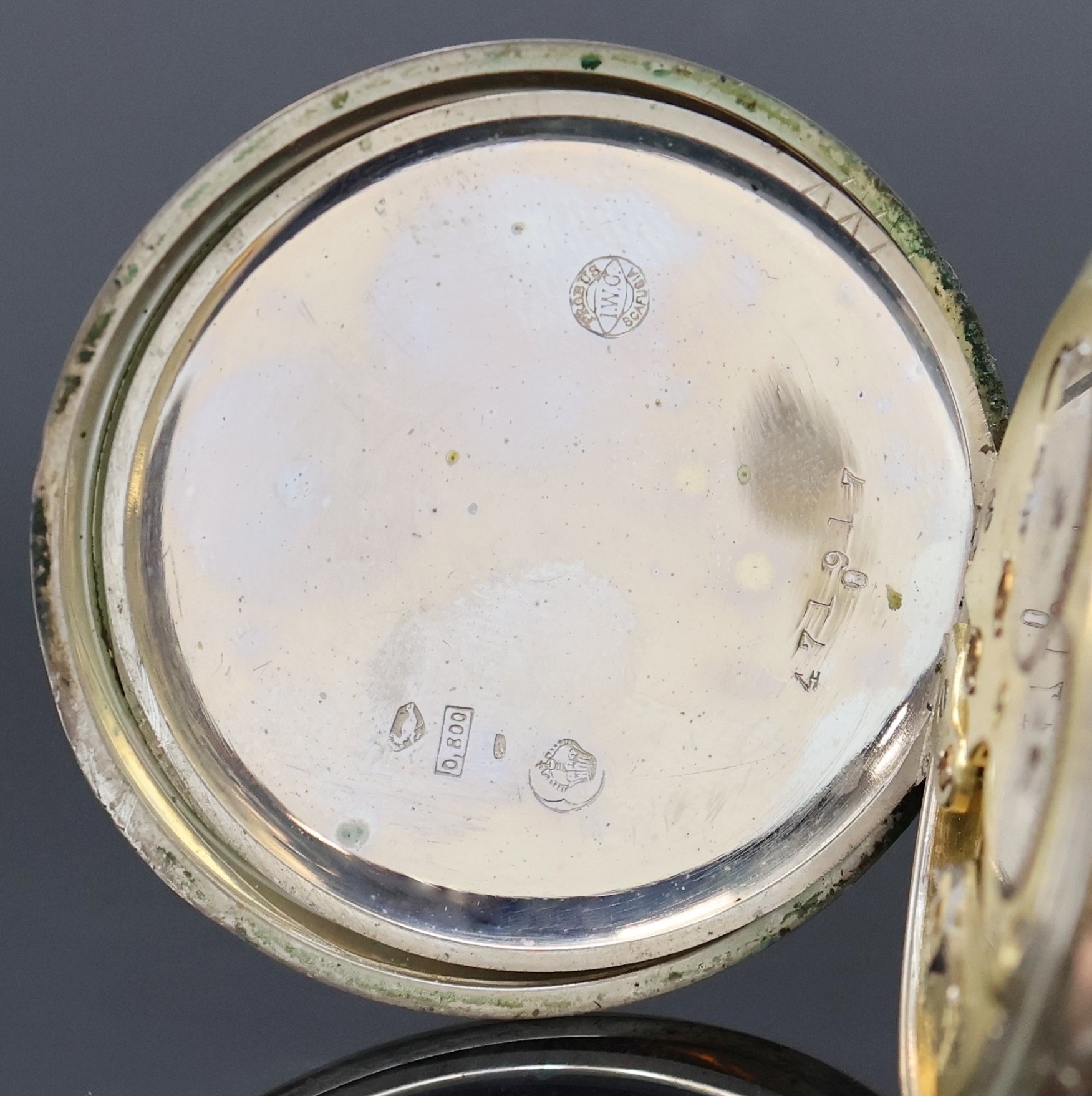 Detail d: IWC offene Silbertaschenuhr mit Kaliber 52, Schweiz um 1909, guill., teils verg. Geh. dell., Rückdeckel m. Monogrammspiegel, sign. Emailzifferbl. l. ...