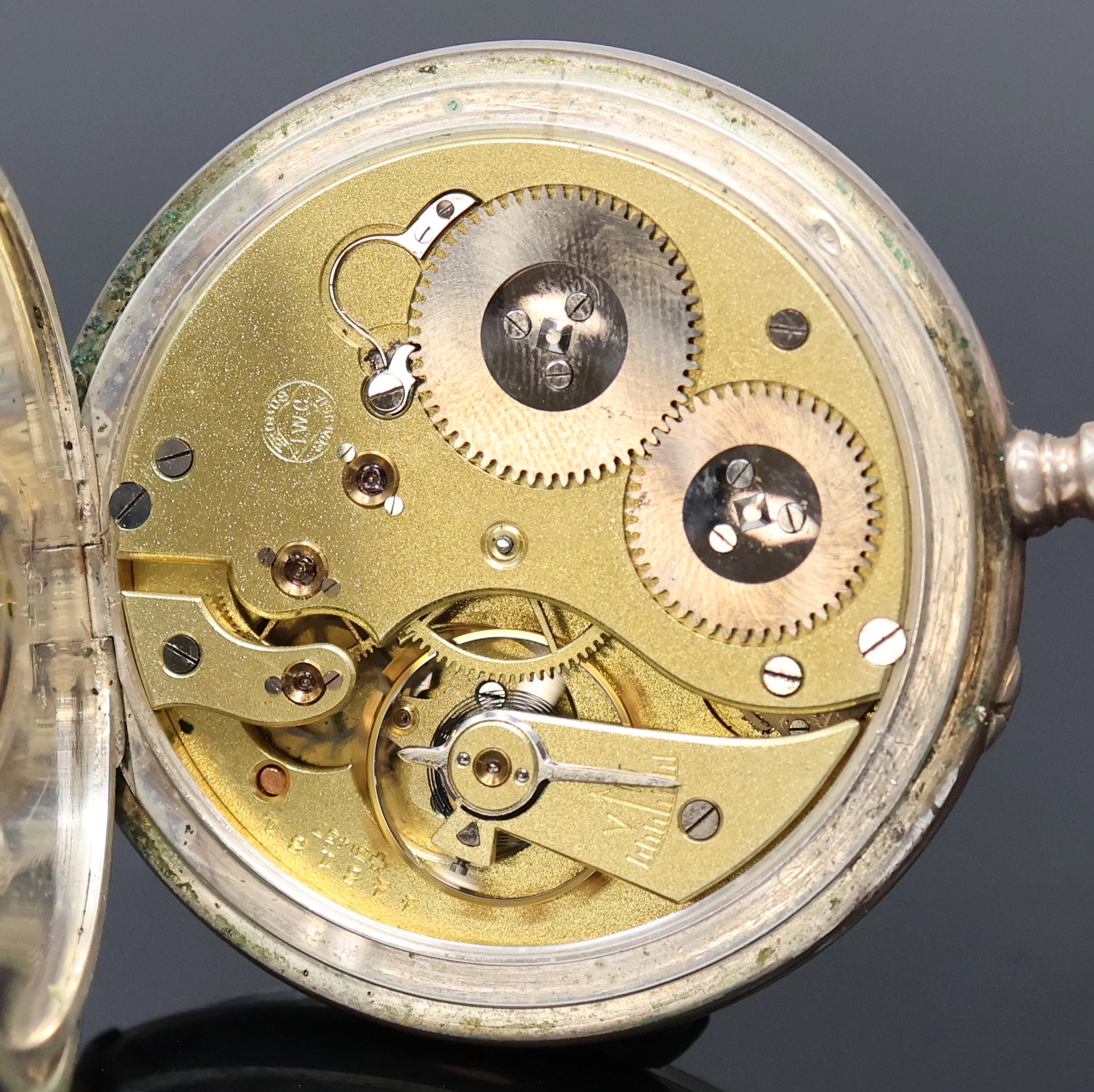 Detail e: IWC offene Silbertaschenuhr mit Kaliber 52, Schweiz um 1909, guill., teils verg. Geh. dell., Rückdeckel m. Monogrammspiegel, sign. Emailzifferbl. l. ...