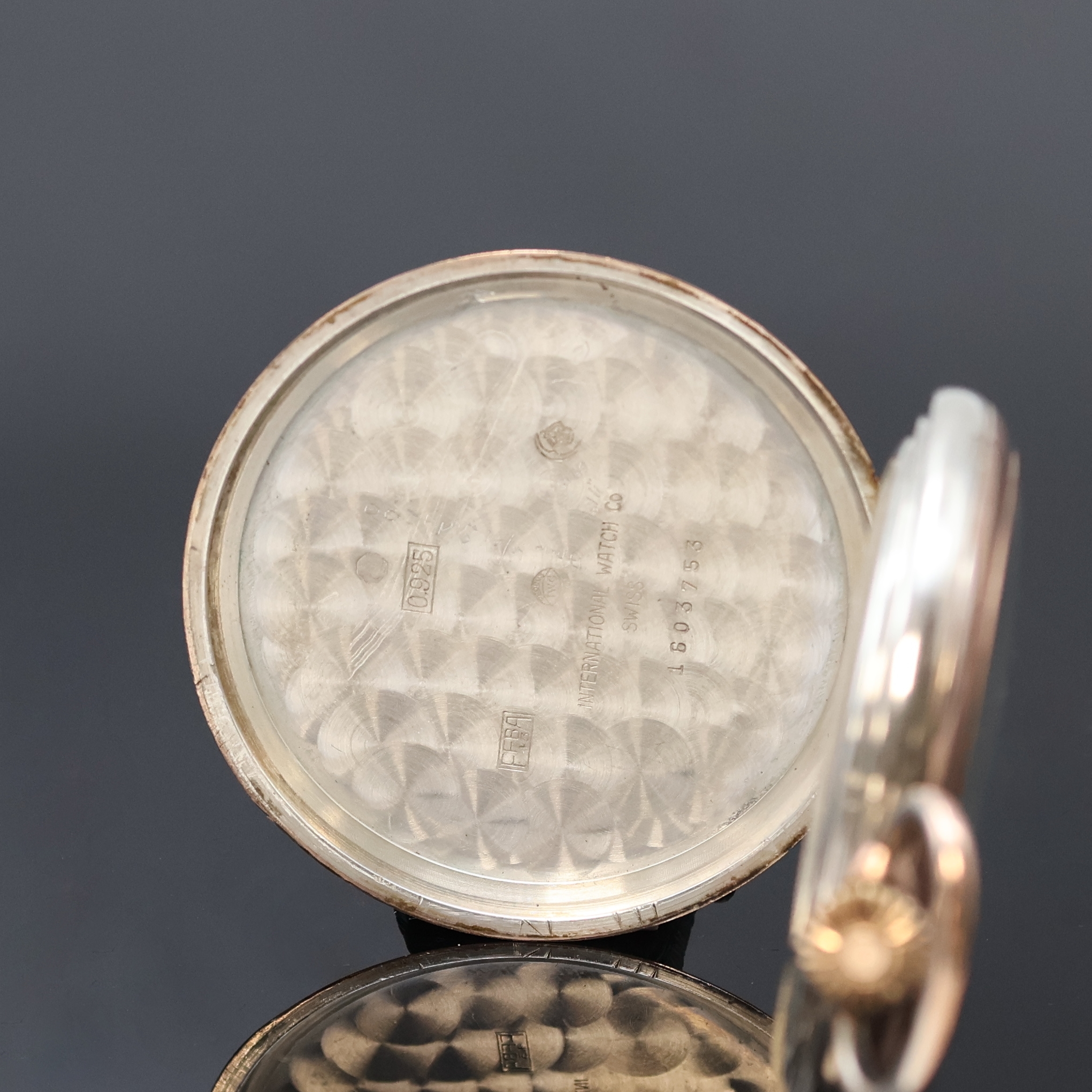 Detail b: IWC offene Silbertaschenuhr Kaliber 67, Schweiz um 1959, guill. Scharniergeh. m. verg. Rändern dell., Glasrand aufgedr., sign. Emailzifferbl., ...