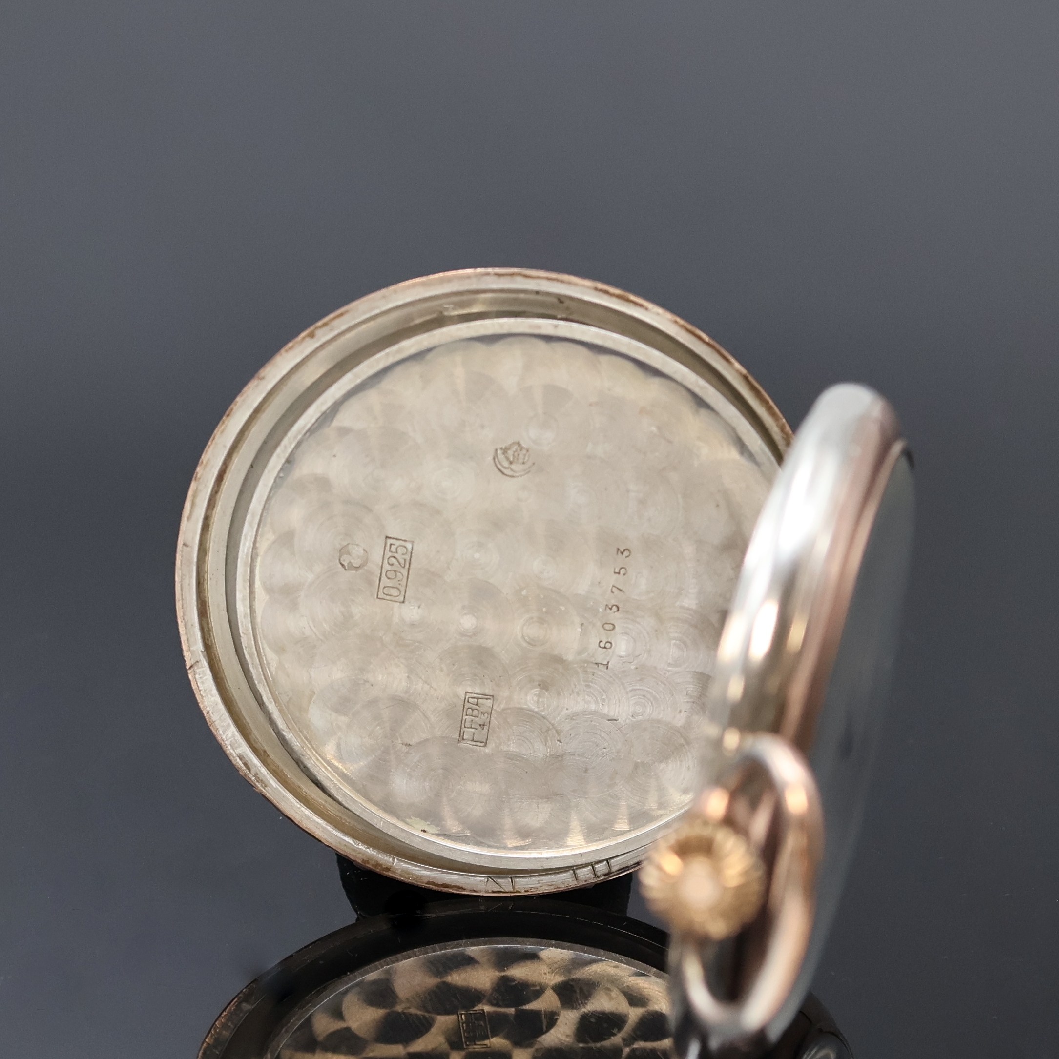 Detail d: IWC offene Silbertaschenuhr Kaliber 67, Schweiz um 1959, guill. Scharniergeh. m. verg. Rändern dell., Glasrand aufgedr., sign. Emailzifferbl., ...