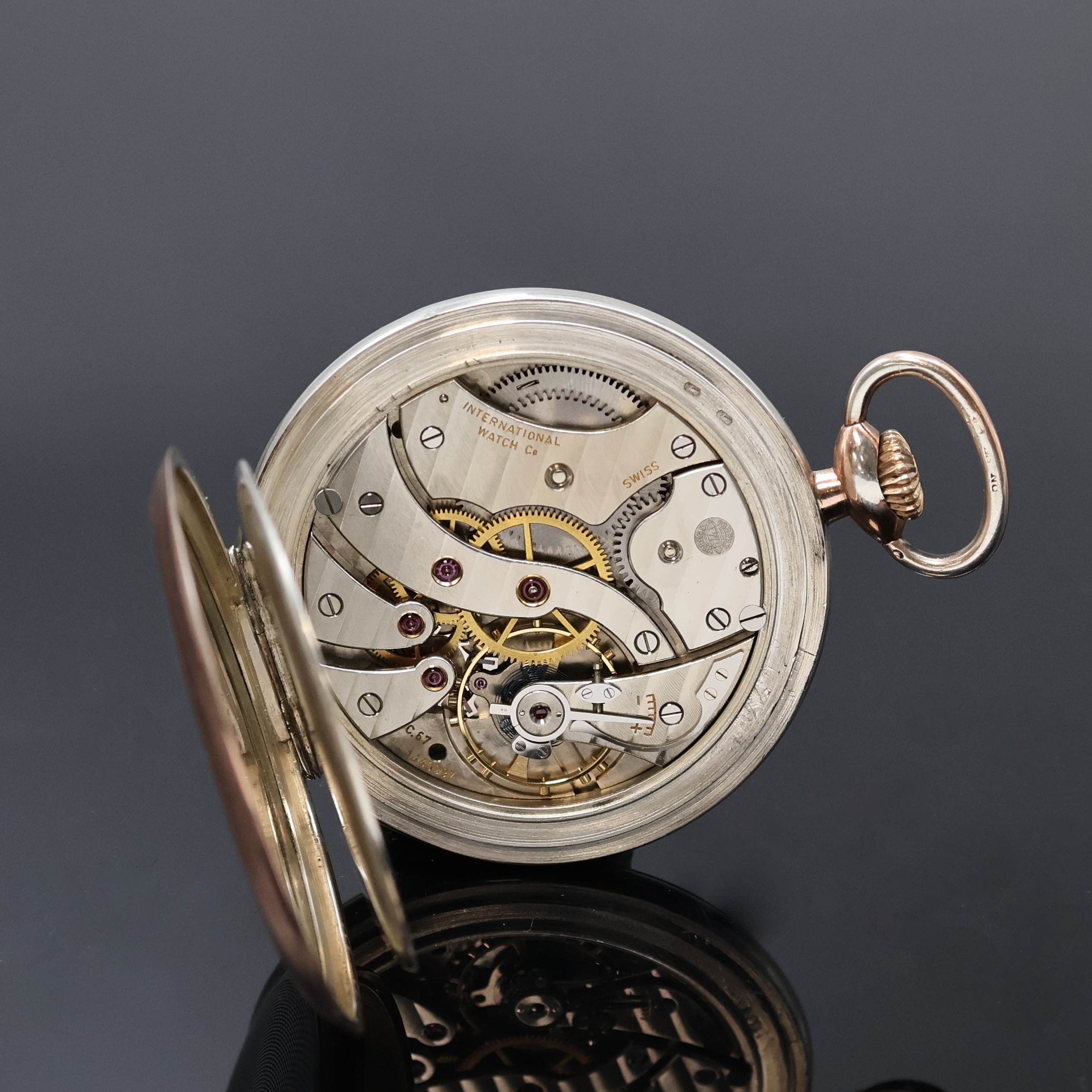 Detail e: IWC offene Silbertaschenuhr Kaliber 67, Schweiz um 1959, guill. Scharniergeh. m. verg. Rändern dell., Glasrand aufgedr., sign. Emailzifferbl., ...