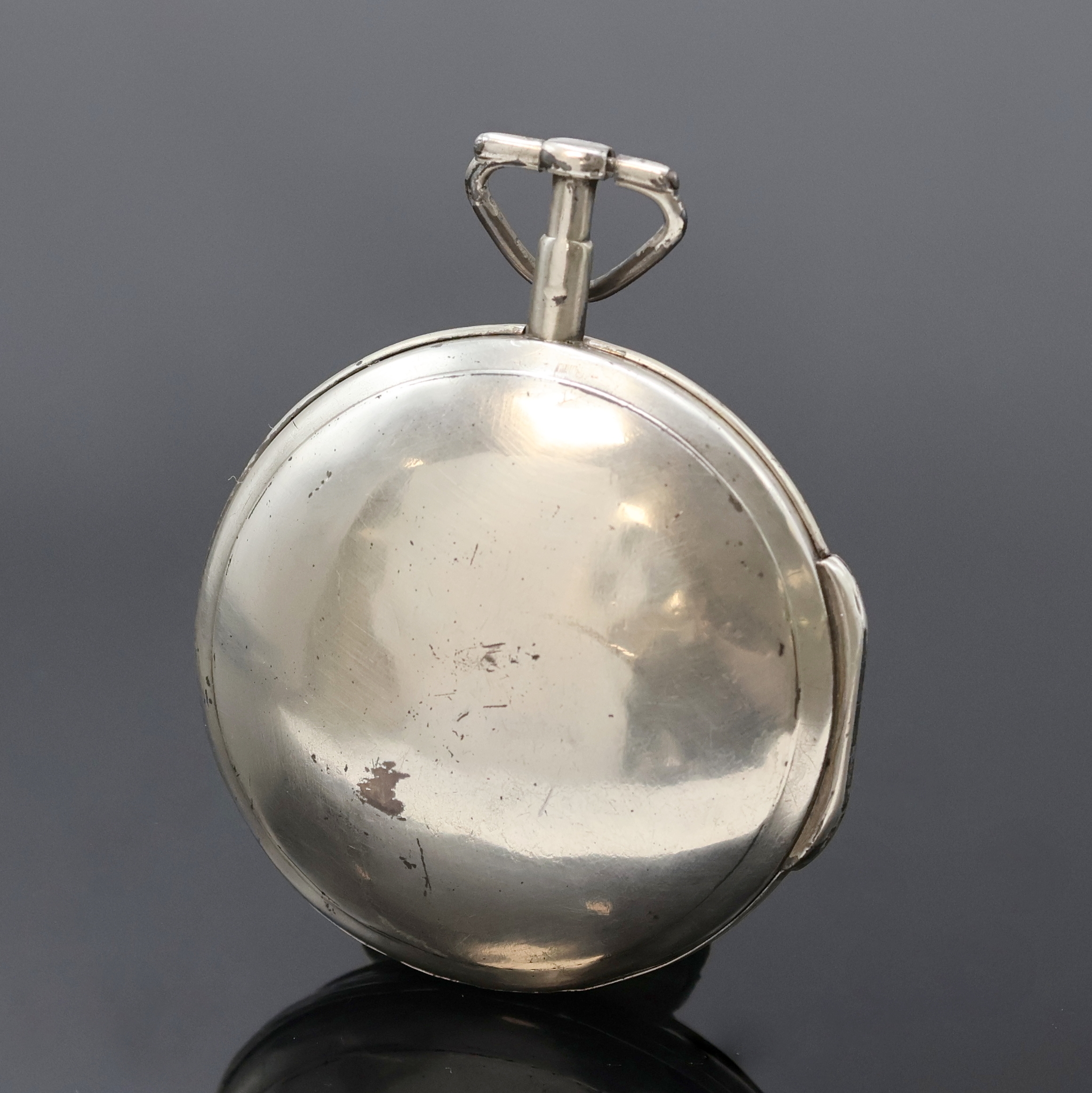 Detail a: Spindeltaschenuhr mit Zentralsekunde und Datum in Silber, Schweiz um 1790, Schlüsselaufzug, offenes Geh. m. Seitenscharnier dell., polychrom ...