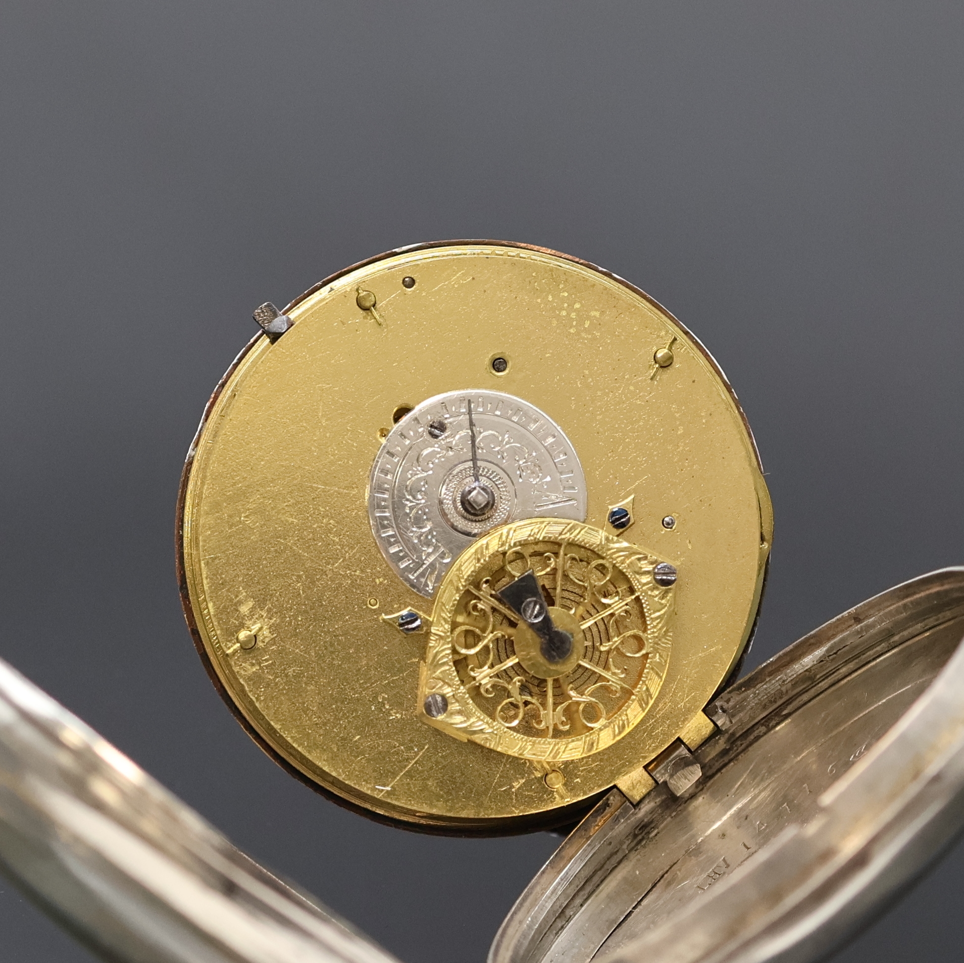 Detail c: Spindeltaschenuhr mit Zentralsekunde und Datum in Silber, Schweiz um 1790, Schlüsselaufzug, offenes Geh. m. Seitenscharnier dell., polychrom ...