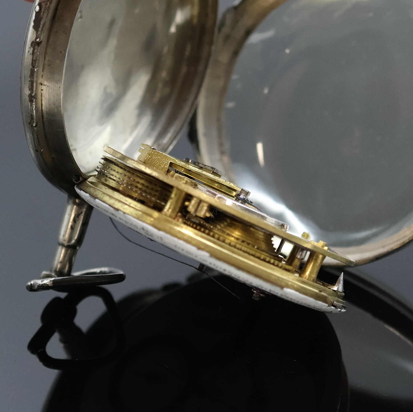 Detail d: Spindeltaschenuhr mit Zentralsekunde und Datum in Silber, Schweiz um 1790, Schlüsselaufzug, offenes Geh. m. Seitenscharnier dell., polychrom ...