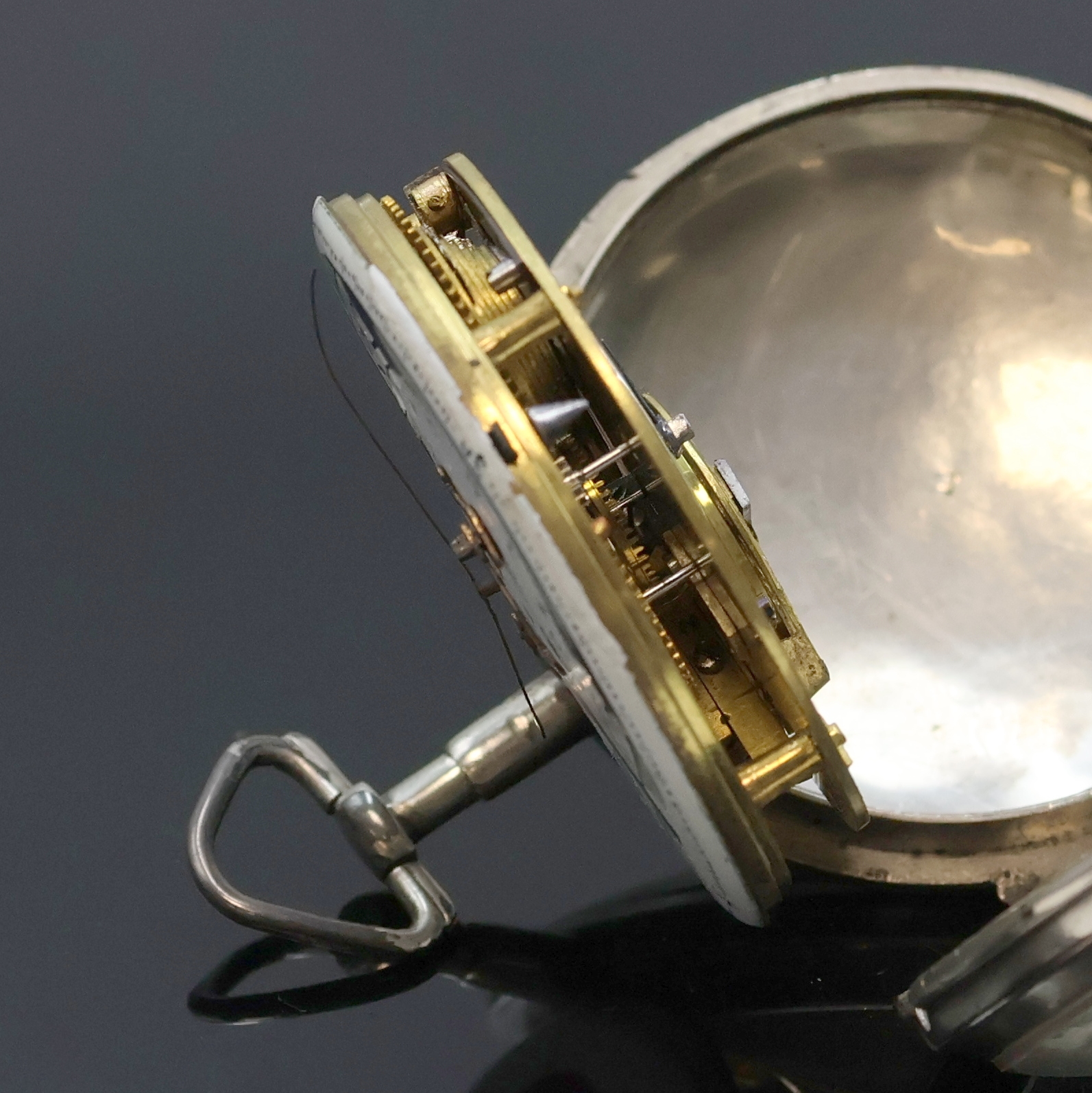 Detail e: Spindeltaschenuhr mit Zentralsekunde und Datum in Silber, Schweiz um 1790, Schlüsselaufzug, offenes Geh. m. Seitenscharnier dell., polychrom ...