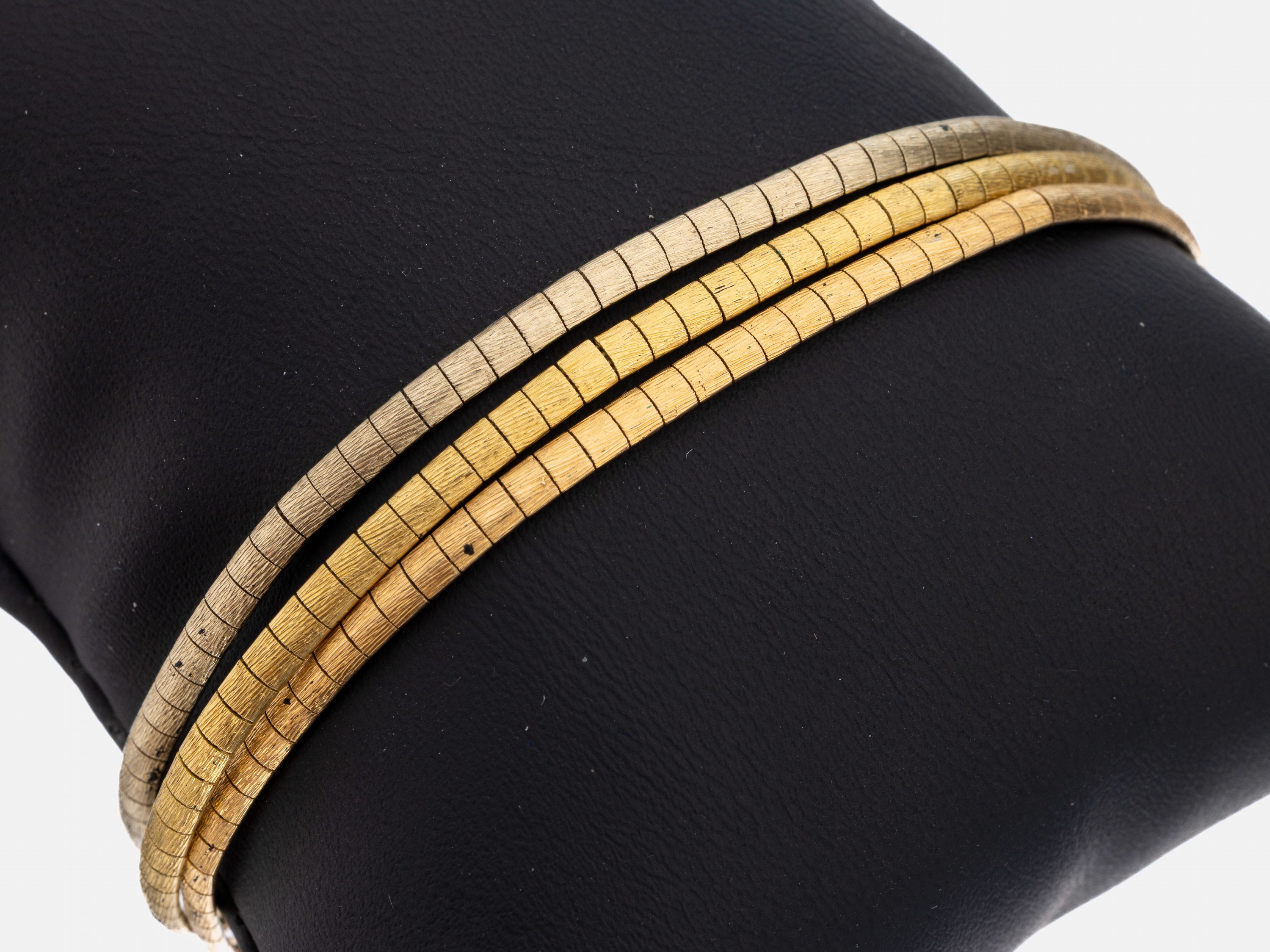18 kt Gold Armband, GG/WG/RG 750/000, Oberfläche sat., L. ca. 19 cm, Kastenschloß mit Sicherheitsacht, ca. 22.0 g