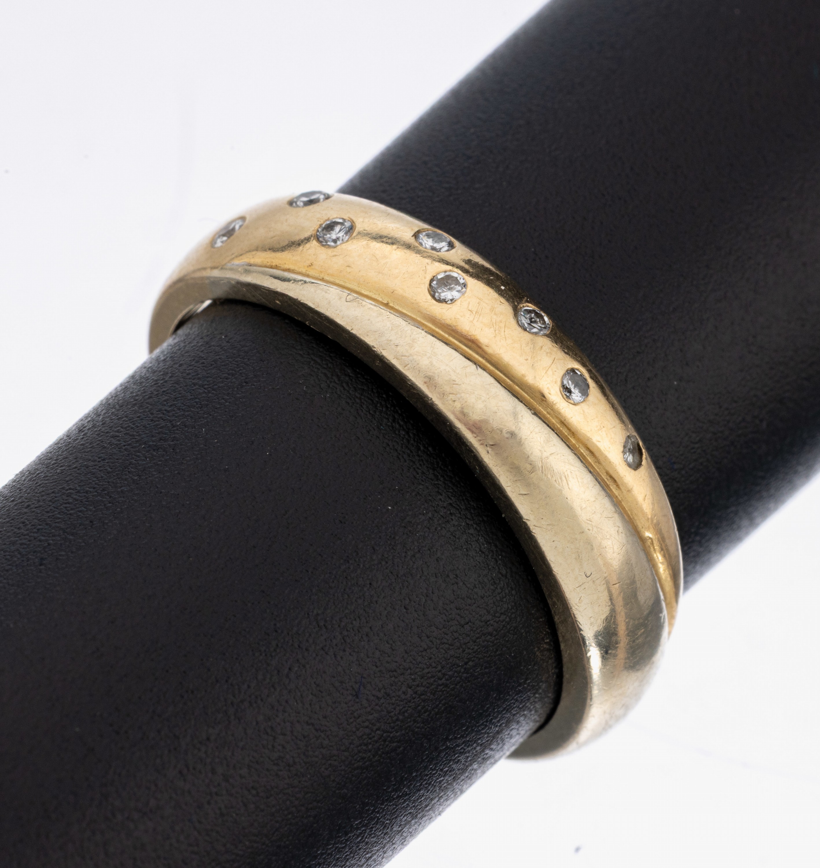 14 kt Gold Brillant-Ring, GG 585/000, 8 Brillanten zus. ca. 0.11 ct (grav.) Weiß/p, 1 Stein stark besch., RW 62, ca. 6.2 g