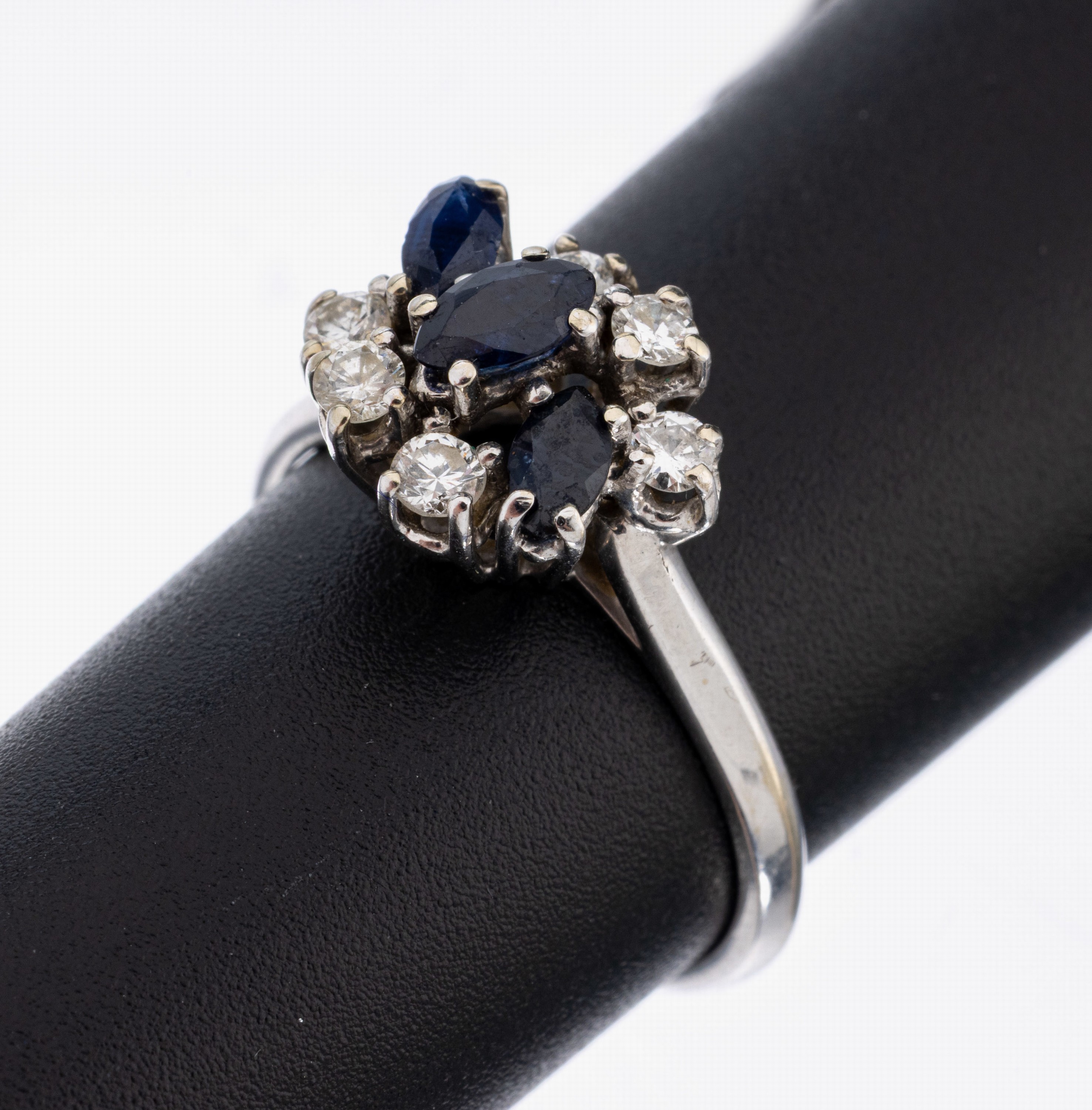 18 kt Gold Saphir-Brillant-Ring, WG 750/000, 3 Saphir-Navettes zus. ca. 0.30 ct, 6 Brillanten zus. ca. 0.28 ct Weiß/si, RW 53, ca. 3.1 g