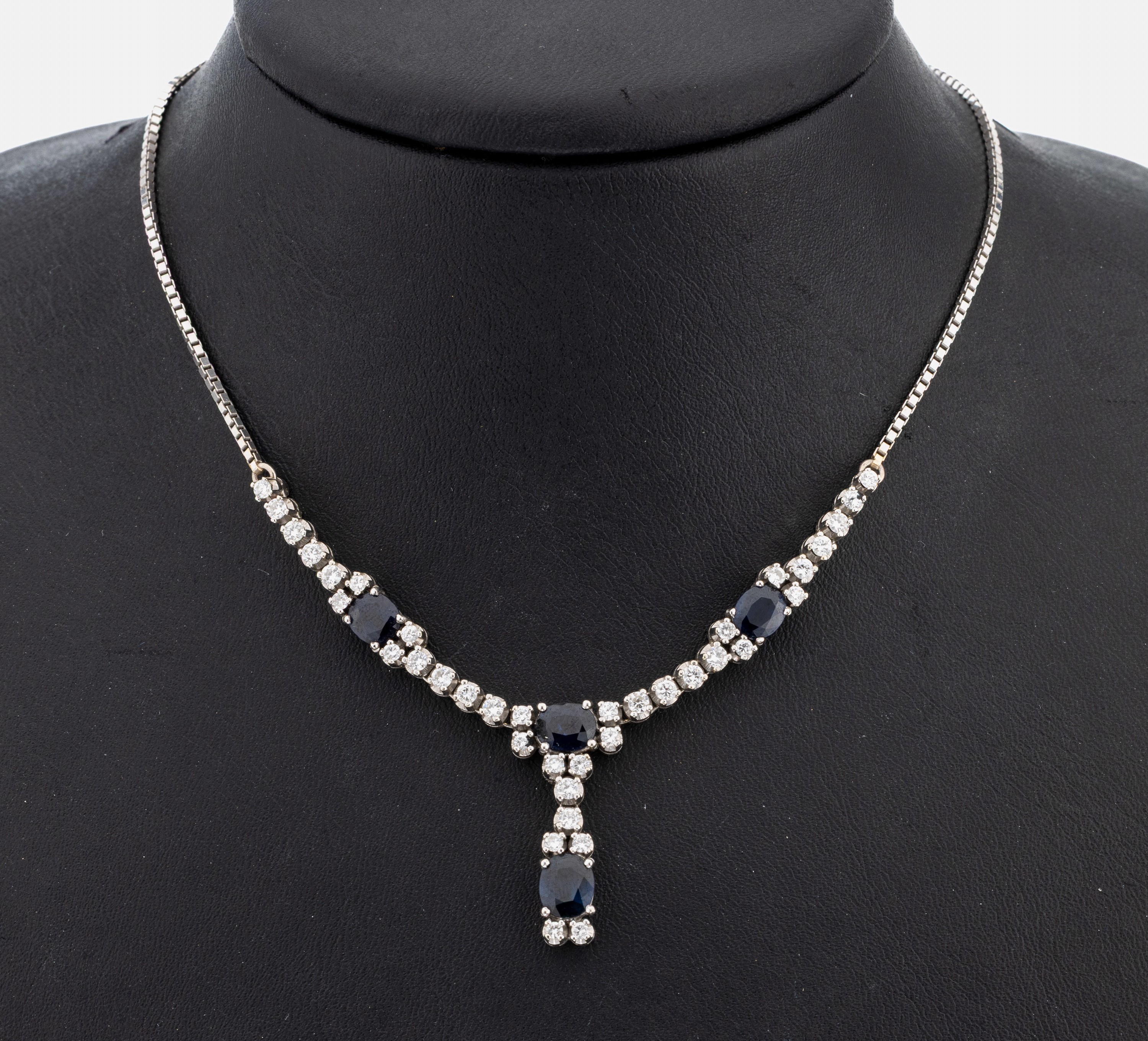 18 kt Gold Saphir-Brillant-Collier, WG 750/000, 4 ovalfacett. Saphire zus. ca. 3.80 ct, 38 Brillanten zus. ca. 1.50 ct Weiß/si, L. ca. 48.5 cm, ...