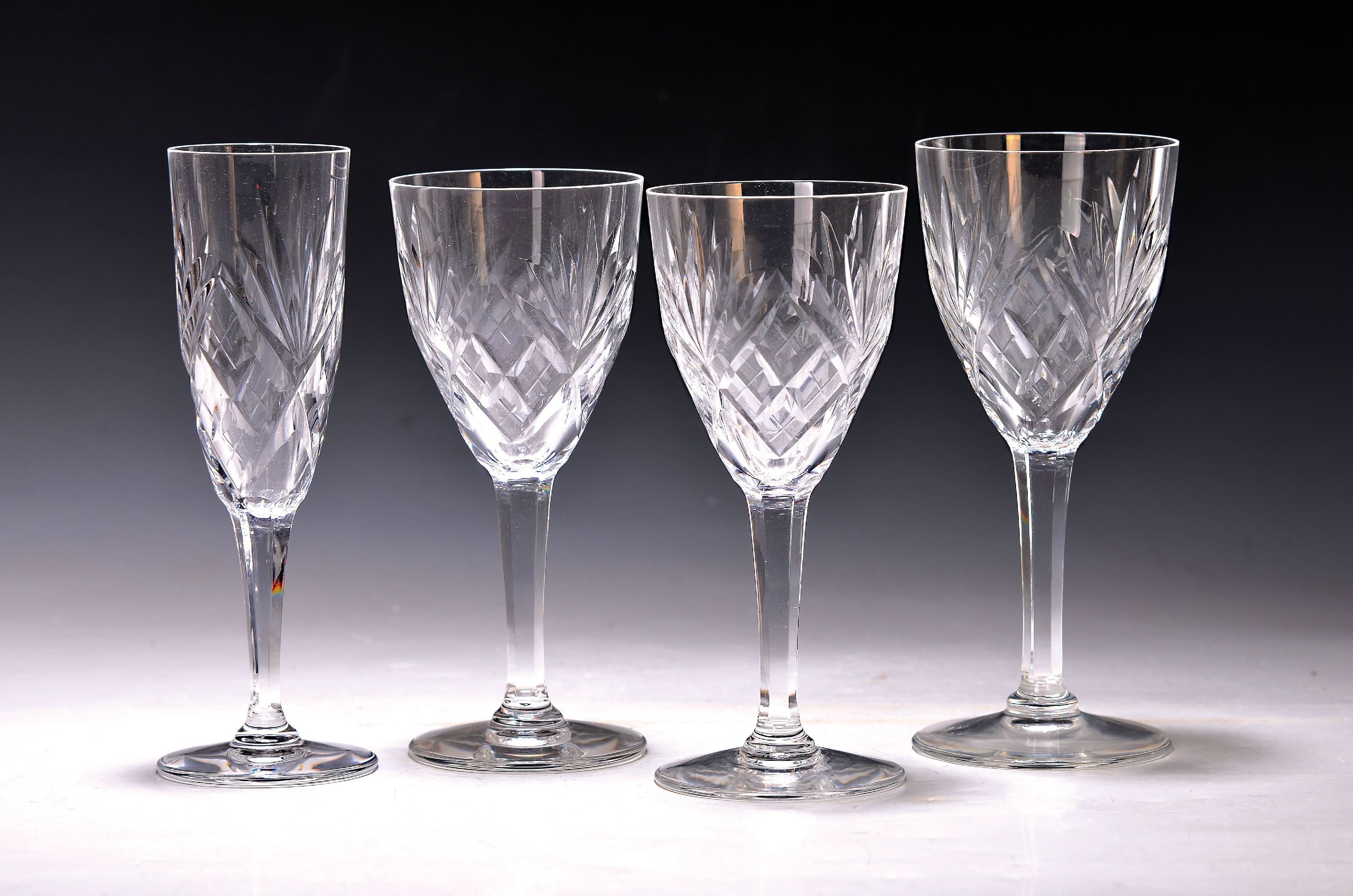 Glasset "Chantilly", St. Louis, 2.H. 20.Jh., farbloses Kristallglas, 6 Sektflöten, 5 Rotwein- und 6 Weißweingläser, Facettenschnitt, H. ...