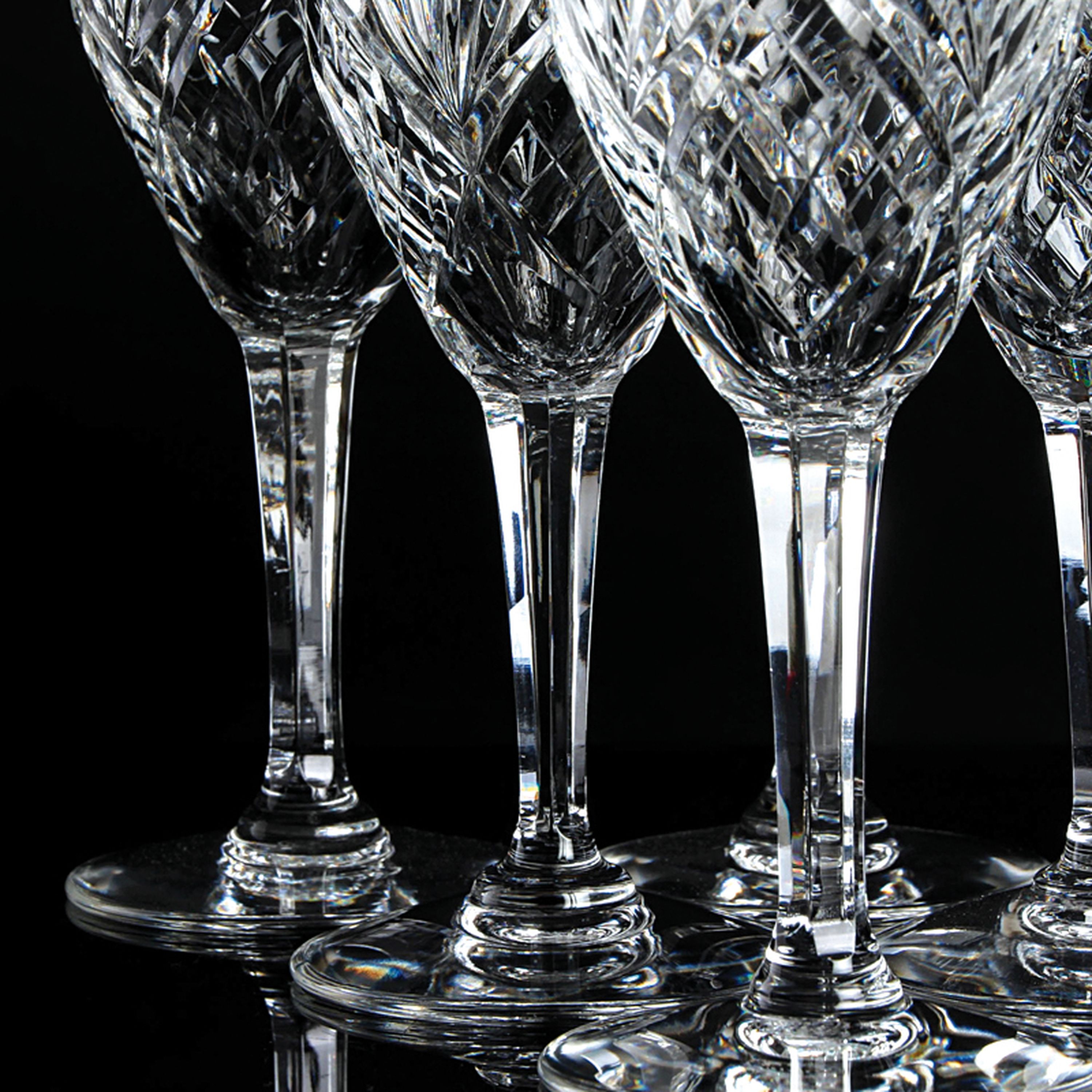 Detail b: Glasset "Chantilly", St. Louis, 2.H. 20.Jh., farbloses Kristallglas, 6 Sektflöten, 5 Rotwein- und 6 Weißweingläser, Facettenschnitt, H. ...
