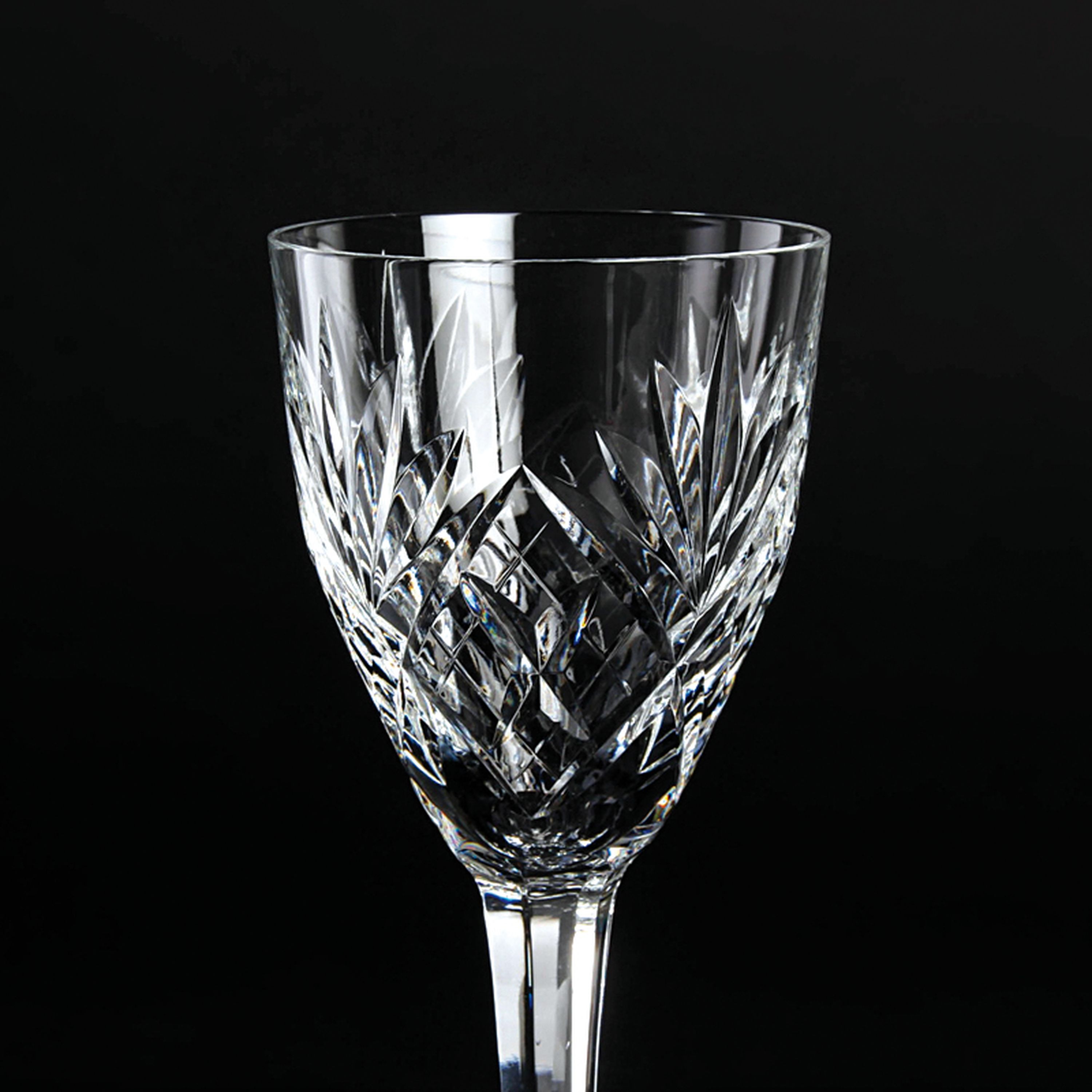 Detail e: Glasset "Chantilly", St. Louis, 2.H. 20.Jh., farbloses Kristallglas, 6 Sektflöten, 5 Rotwein- und 6 Weißweingläser, Facettenschnitt, H. ...