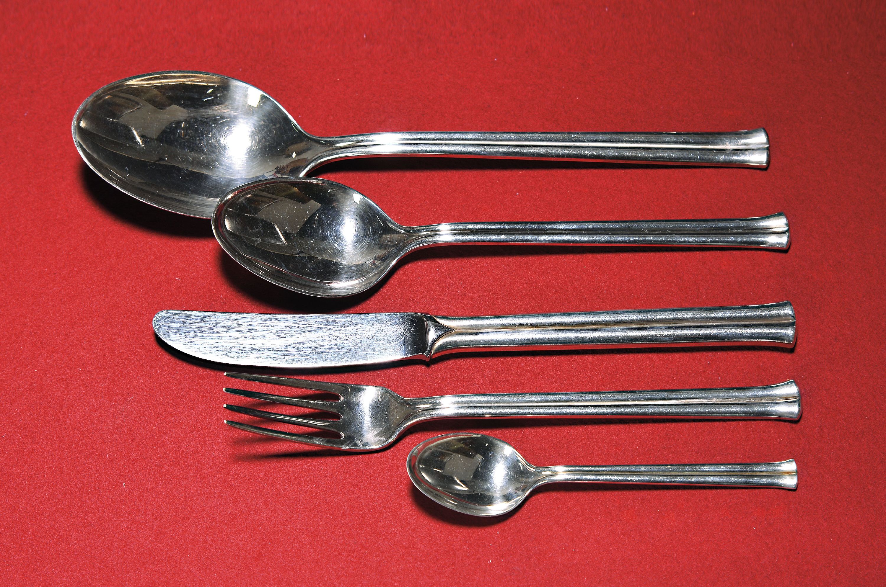 Besteckset "Viva", Robbe & Berking, Entw. Ralph Krämer, versilbert, poliert, 6 Tafelgabeln, 6 Tafelmesser, 6 Tafellöffel, 6 Menügabeln, ...