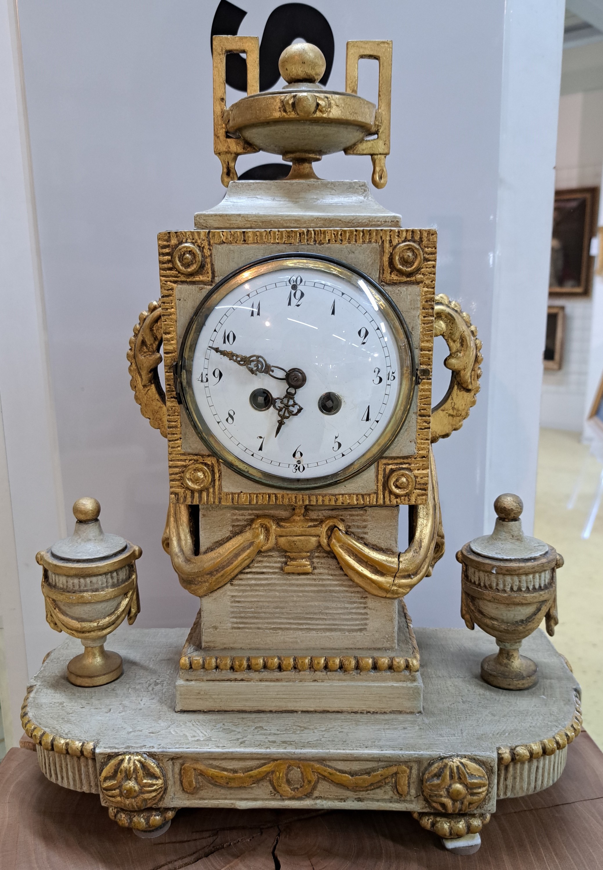 Detail a: Tischuhr, Klassizismus, süddeutsch, um 1800, gefasstes Holzgehäuse, im Sockel mit Vasen und großem Perlleistendekor, stark gewölbter Glasdeckel, ...