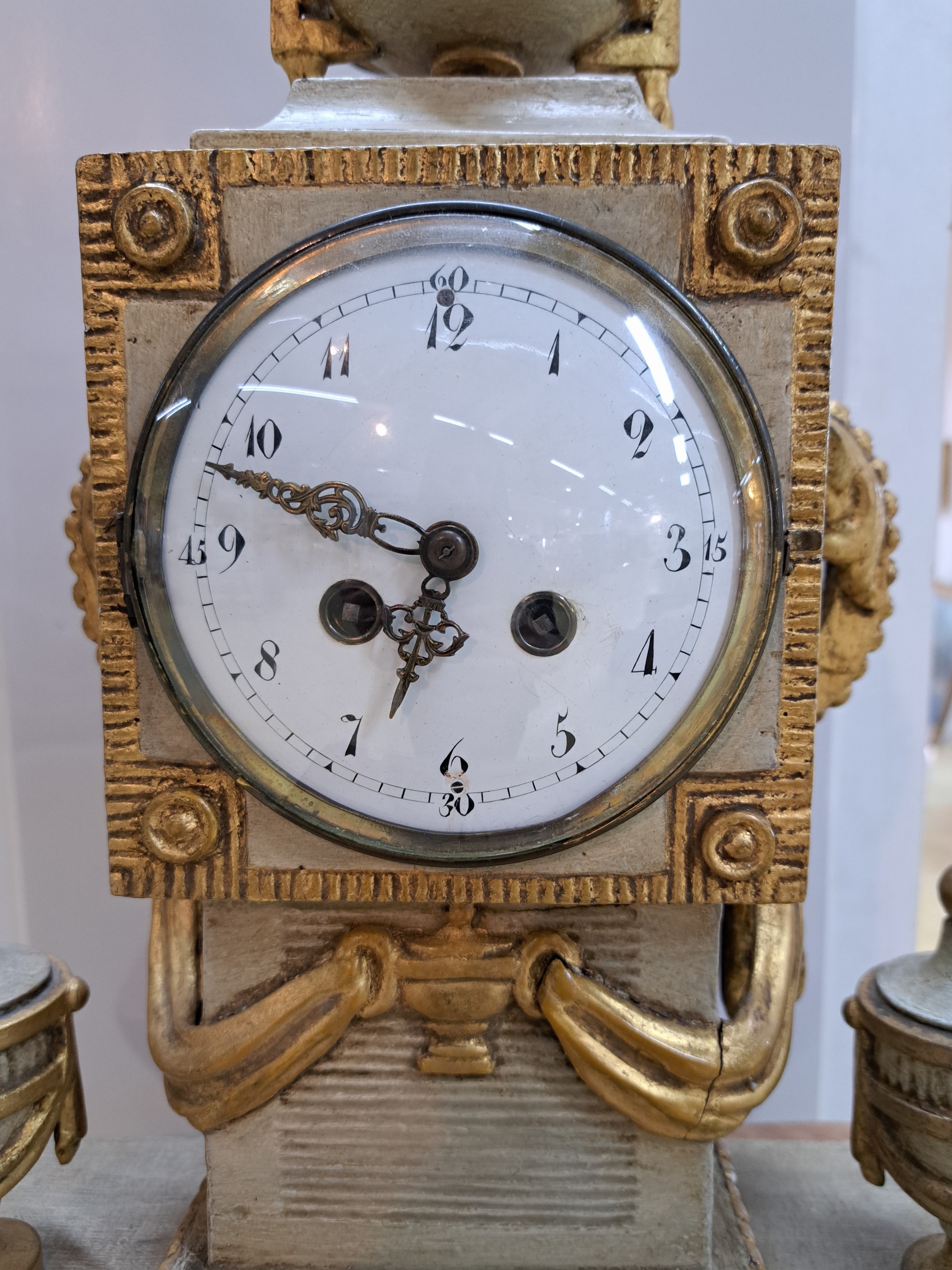 Detail b: Tischuhr, Klassizismus, süddeutsch, um 1800, gefasstes Holzgehäuse, im Sockel mit Vasen und großem Perlleistendekor, stark gewölbter Glasdeckel, ...