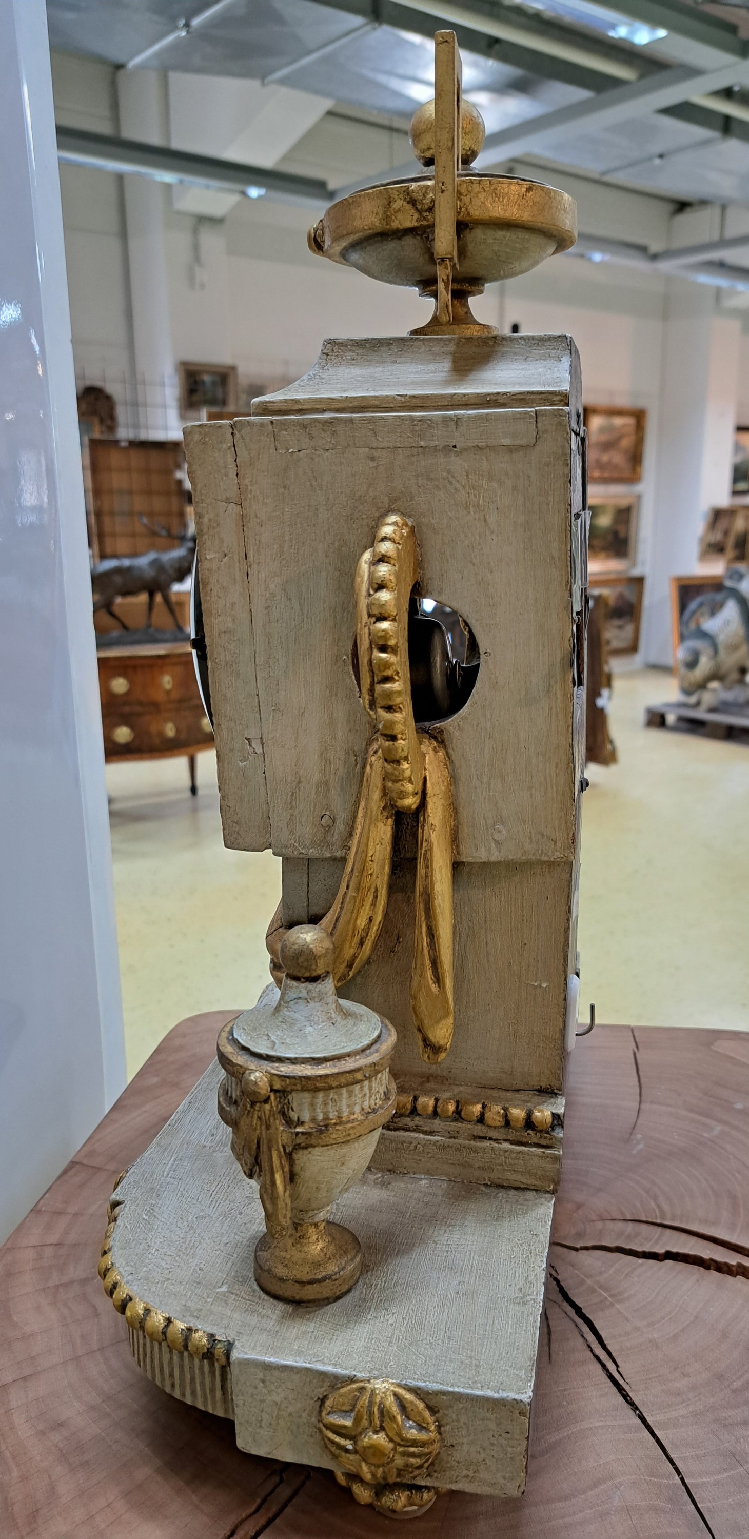 Detail e: Tischuhr, Klassizismus, süddeutsch, um 1800, gefasstes Holzgehäuse, im Sockel mit Vasen und großem Perlleistendekor, stark gewölbter Glasdeckel, ...