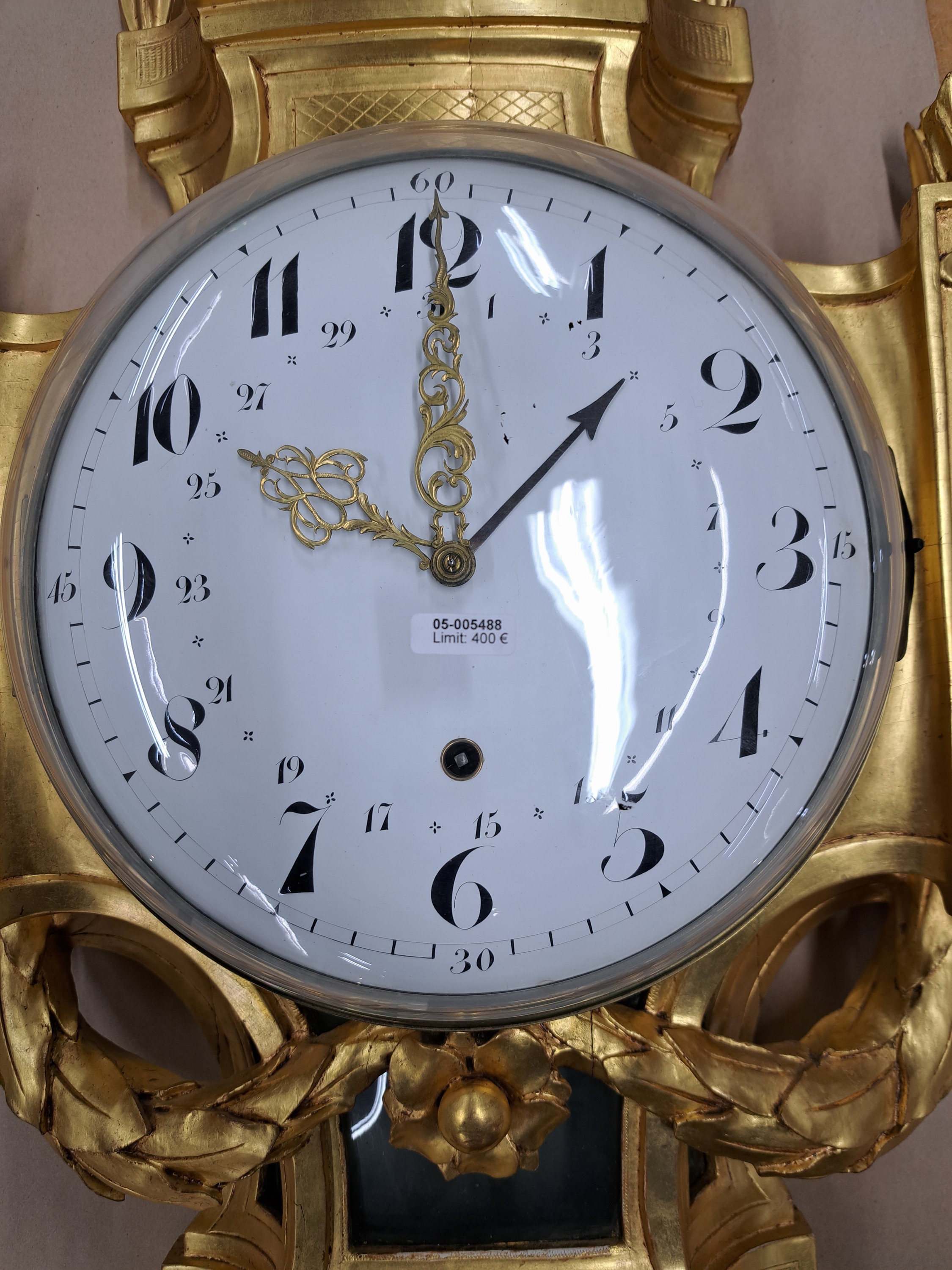 Detail a: Große klassizistische Kartelluhr, 1. Viertel 19.Jh., gold gefasstes geschnitztes Holzgehäuse, Vasenbekrönung, Blattgirlanden, im oberen Teil mit ...