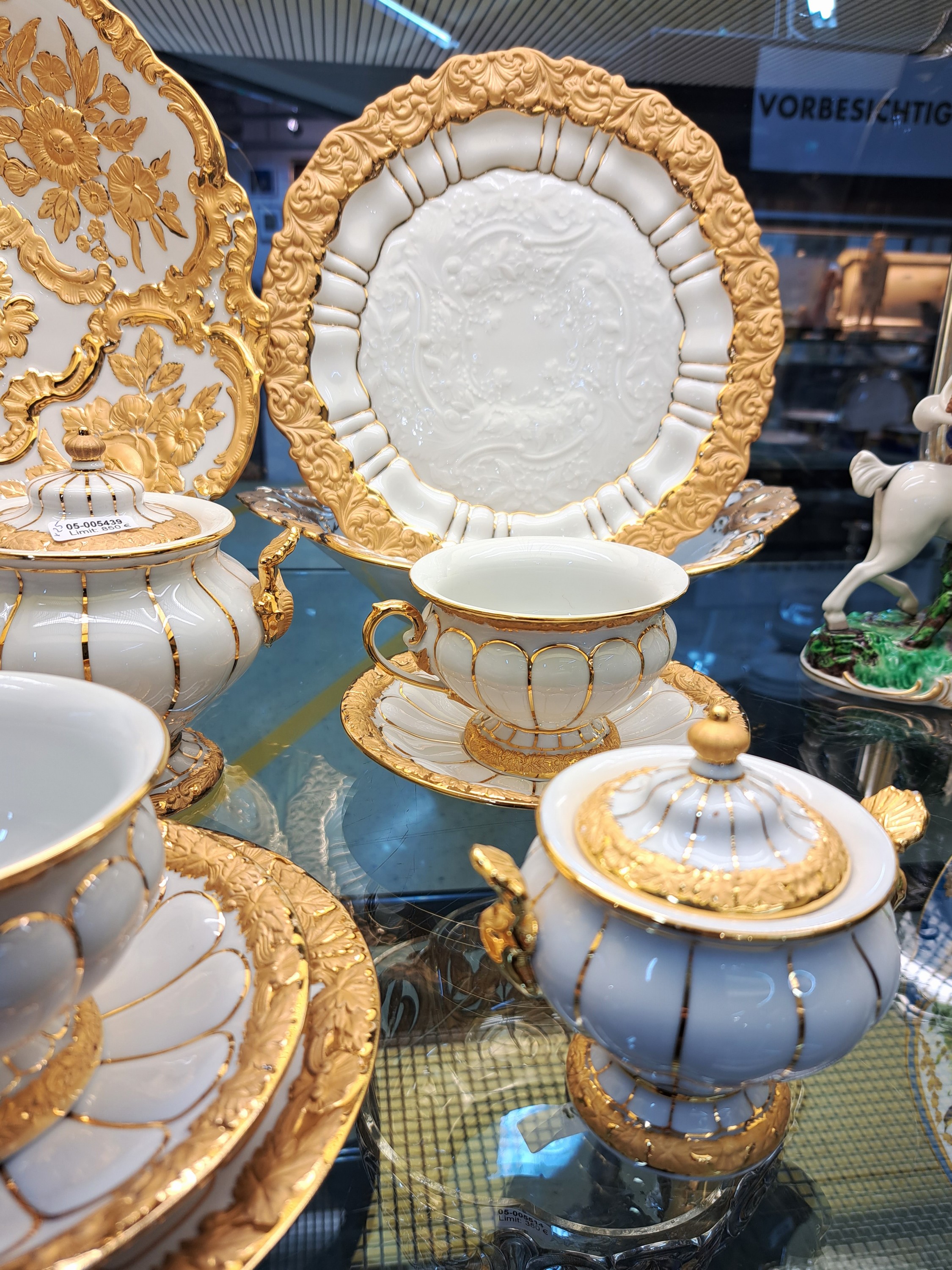 Detail a: Kaffeeservice X-Form, Meissen, 20.Jh., Porzellan, Goldstaffage, 4 Tassen (davon 2x 2 .Wahl), 4 UT, 4 Gebäckteller D. 14cm, 4 Kuchenteller D. 19cm, ...